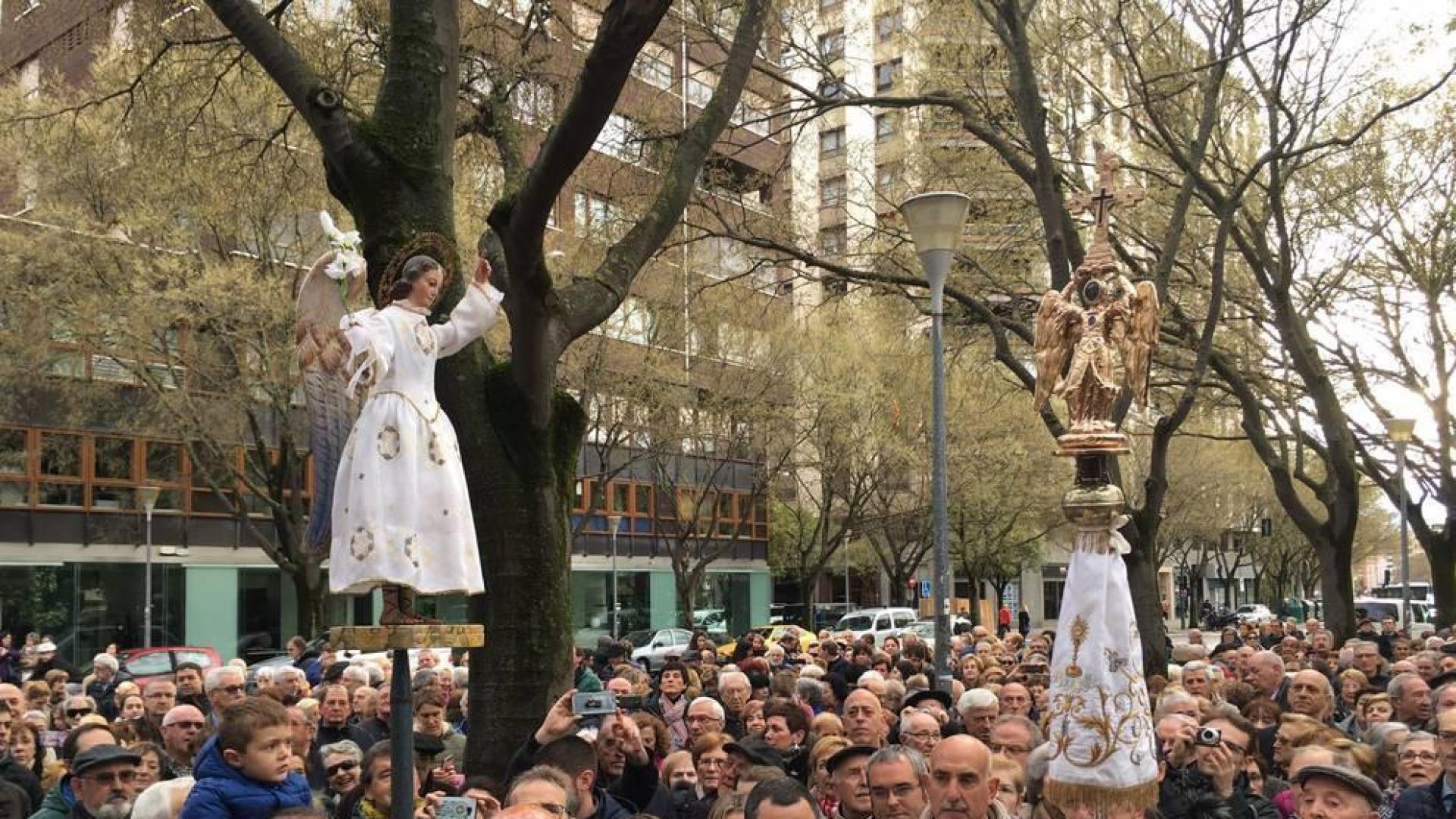 El Ángel de Aralar ha llegado este lunes a la capital navarra y ha sido recibido por el ángel de la Casa de Misericordia