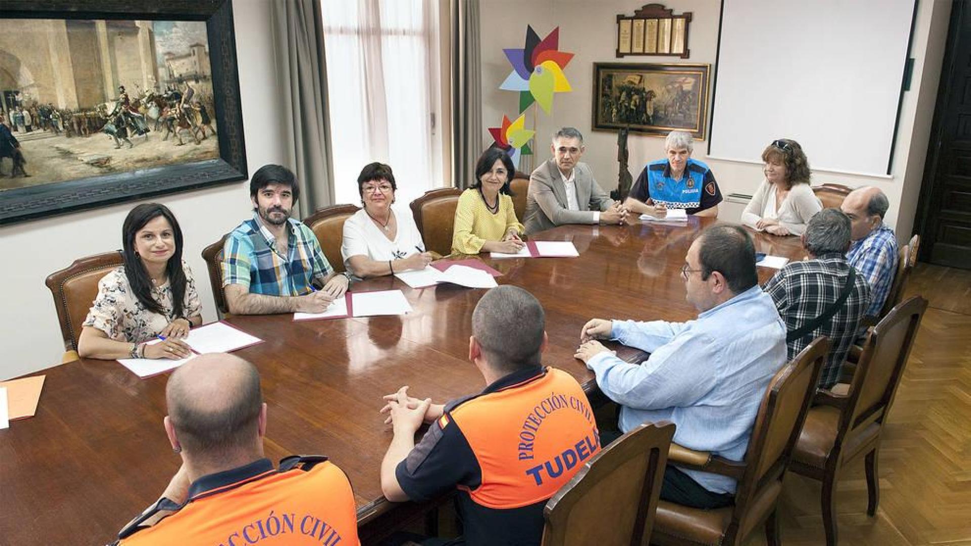 La consejera Beaumont y los alcaldes de Tudela, Cintruénigo y Milagro en la firma de los respectivos convenios en mayo de 2017.