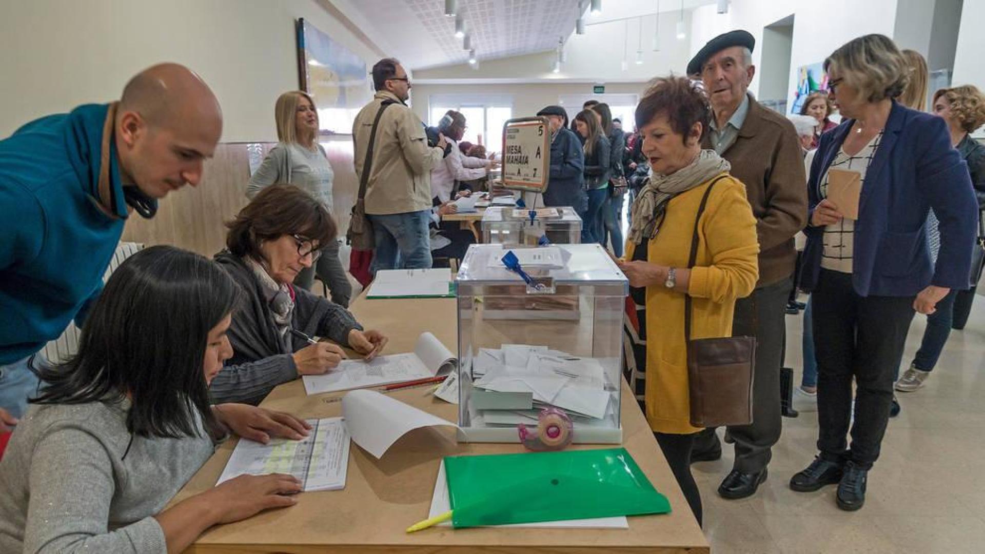 Votantes en un colegio electoral de Estella