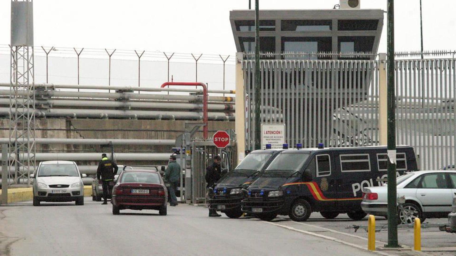 Policía Nacional en el puerto de Ceuta.
