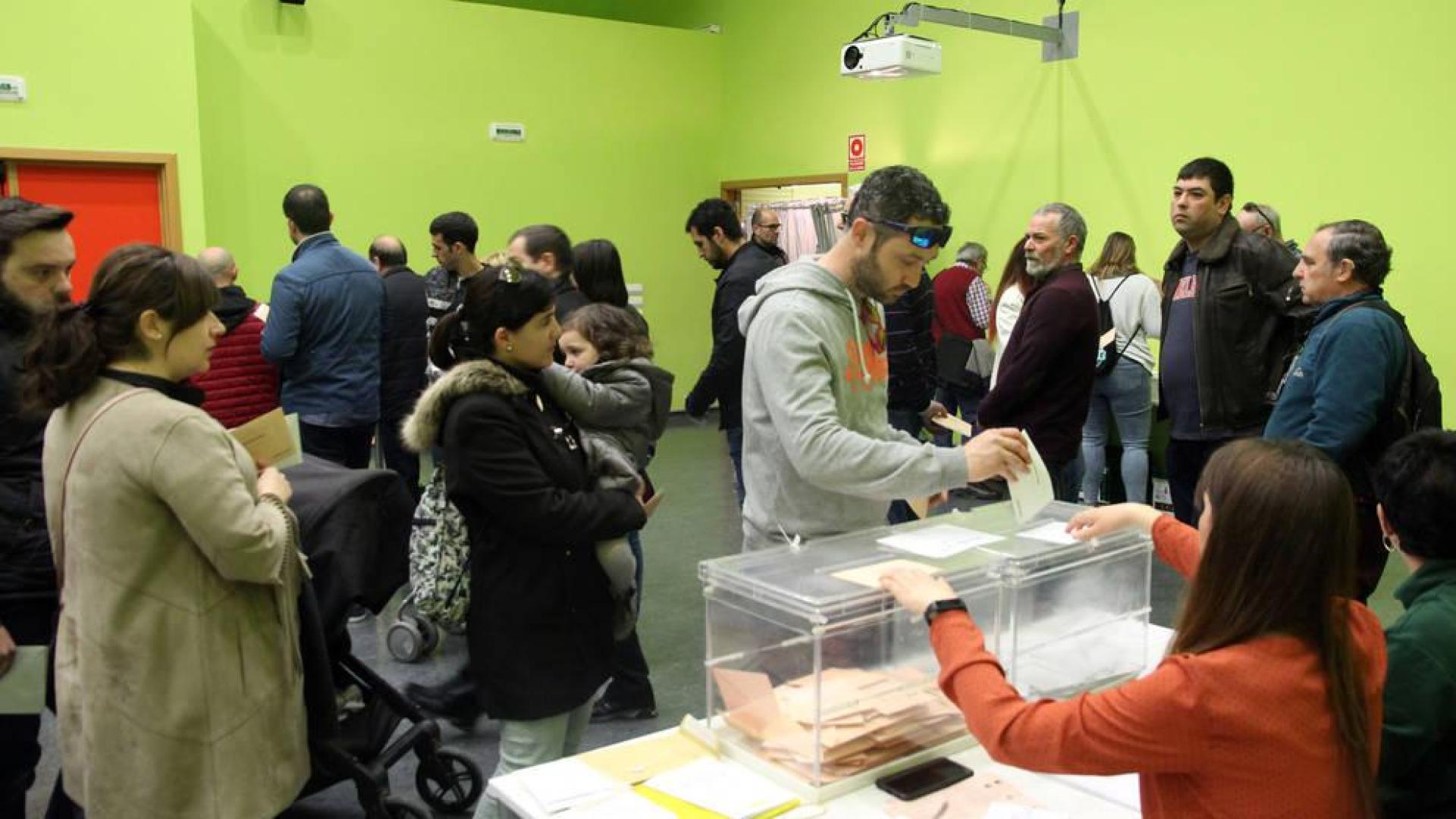 Votantes con un colegio electoral de Tudela