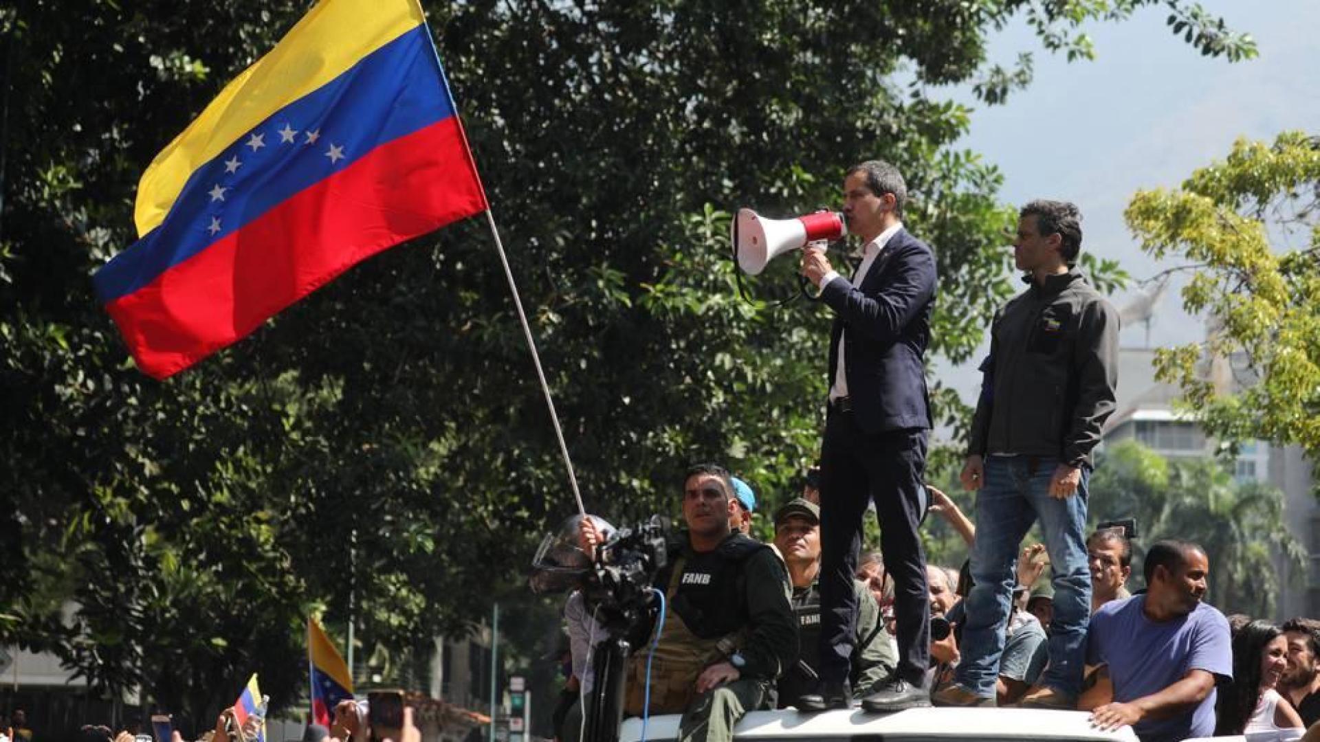 Guaidó y López encabezan una gran marcha por Caracas contra Maduro