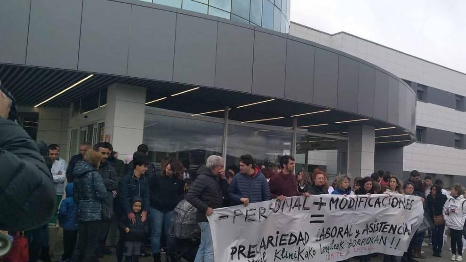 Concentración de protesta por los despidos en la Clínica San Miguel