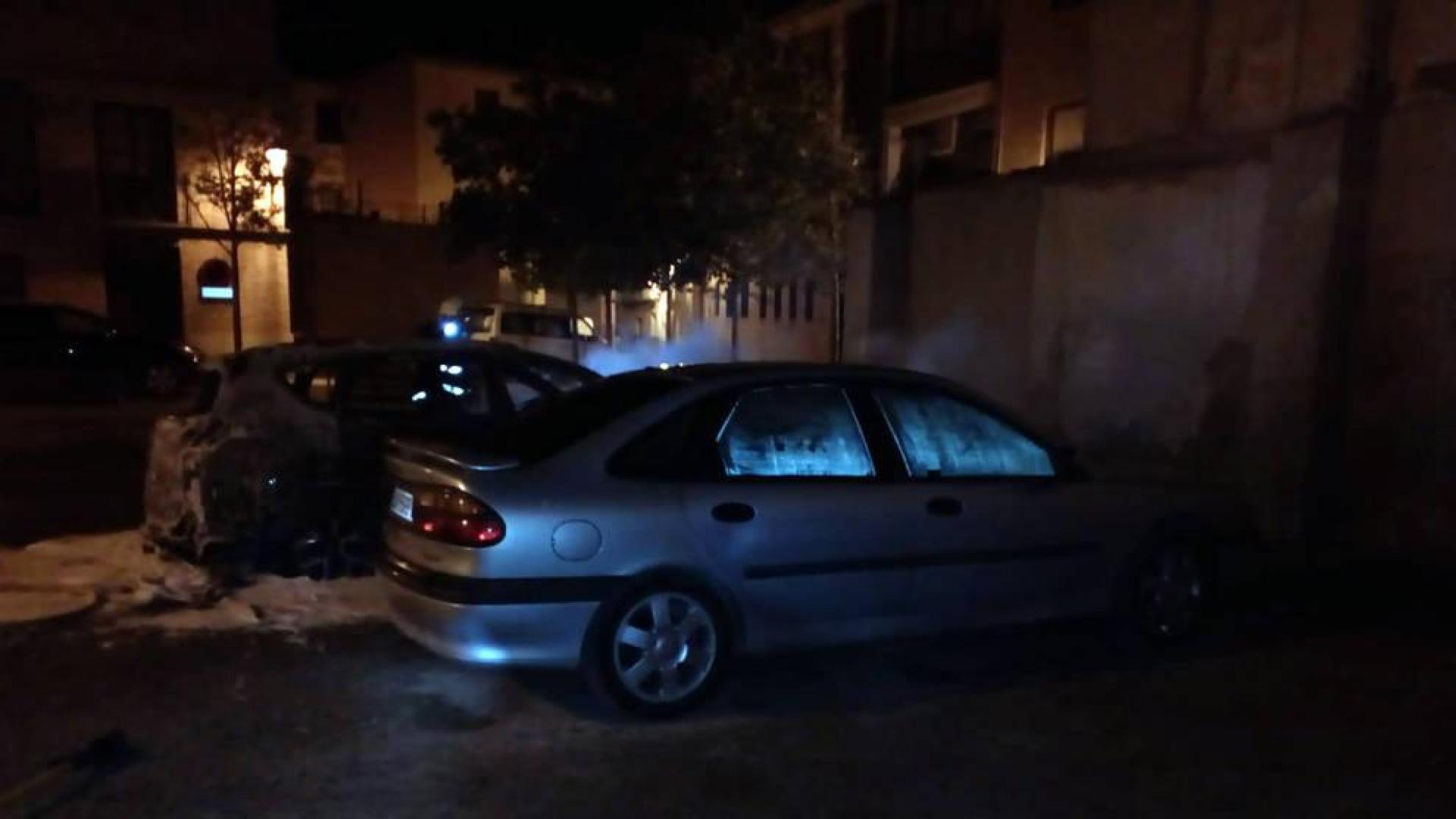 Bomberos extinguen tres contenedores y dos coches en Valtierra