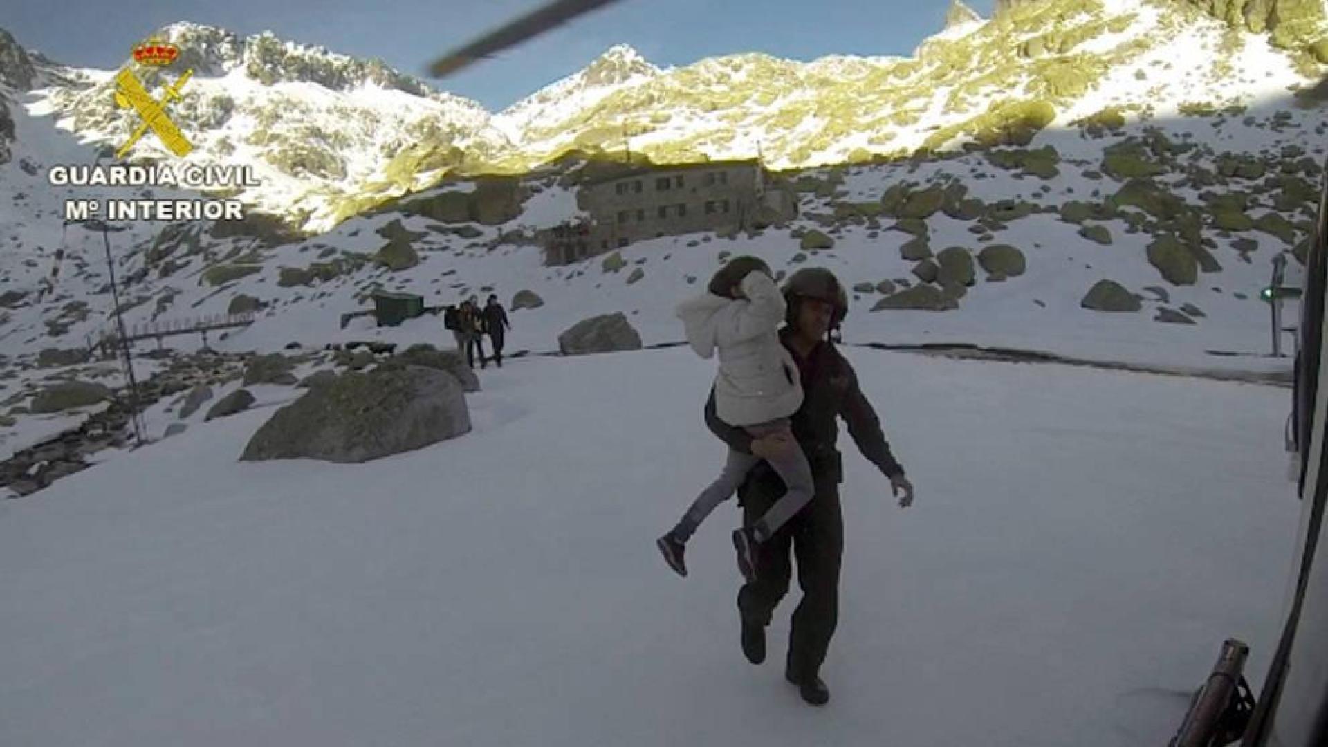 Rescatan en Gredos a 8 excursionistas, 5 menores, con "ceguera de la nieve"