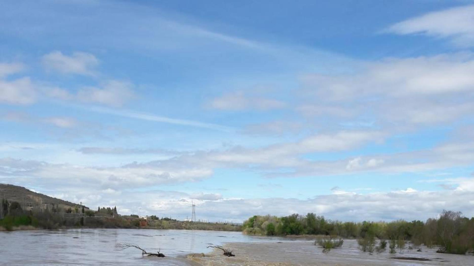 La recta de Arguedas con agua del barranco de Las Limas, cortes en la NA-134 y agua en las Bardenas tras las lluvias del 12 de abril.