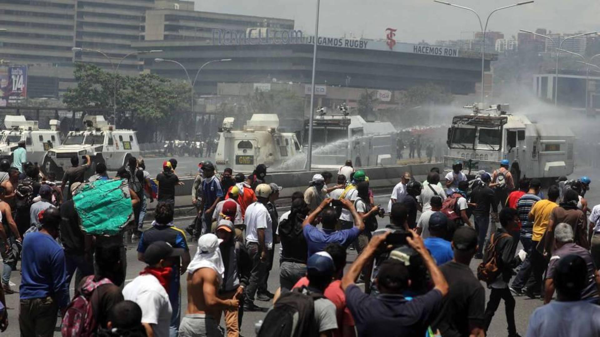 El autoproclamado "presidente encargado" de Venezuela, Juan Guaidó, y el también líder opositor Leopoldo López se han puesto a la cabeza de una gran marcha ciudadana por Caracas horas después de anunciar el arranque de la 'Operación Libertad' con la que pretenden derrocar al Gobierno de Nicolás Maduro.
