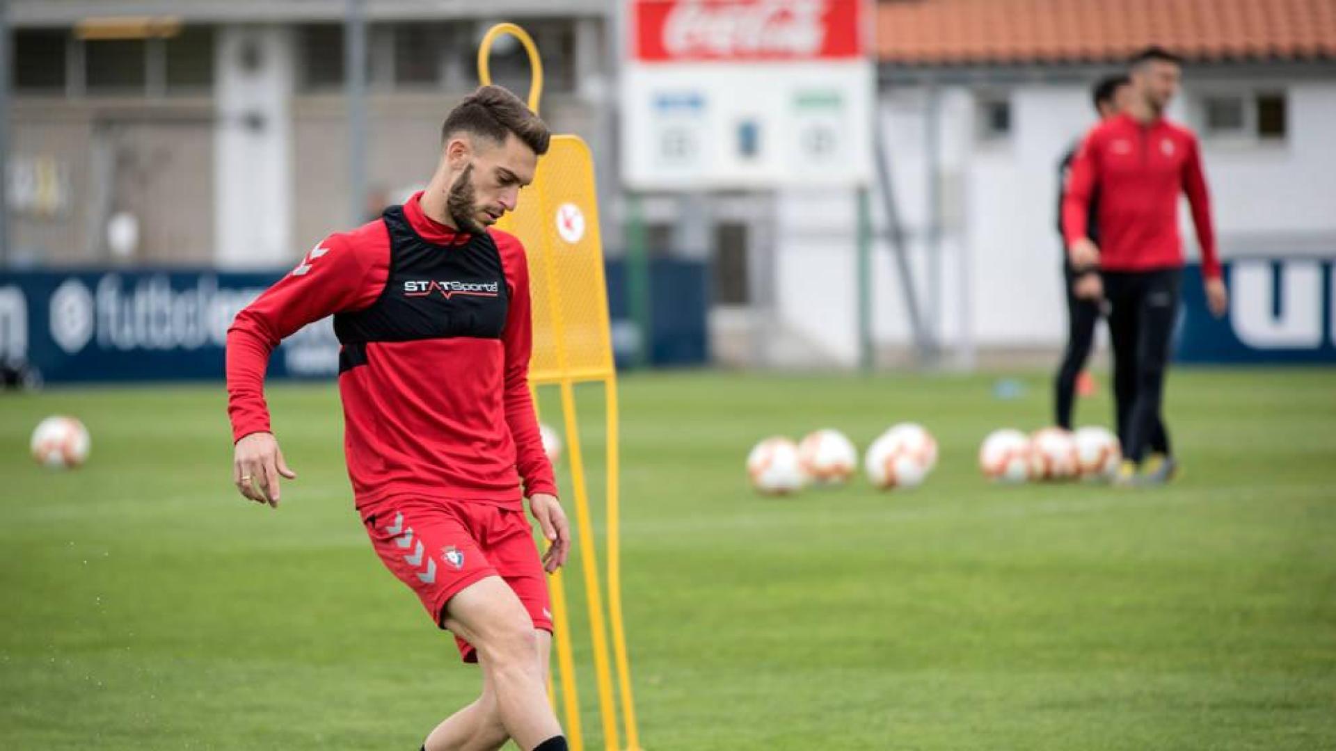 Roberto Torres, durante un entrenamiento con Osasuna.