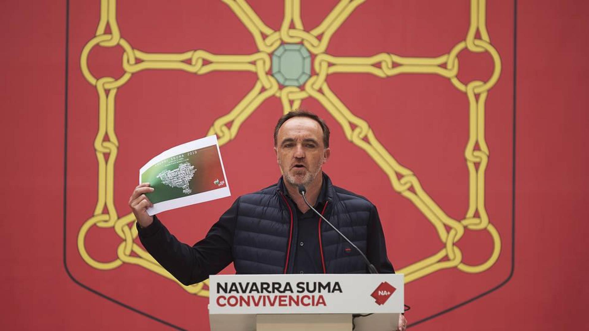 José Javier Esparza durante el acto político de campaña en el Monumento a los Fueros en Pamplona.