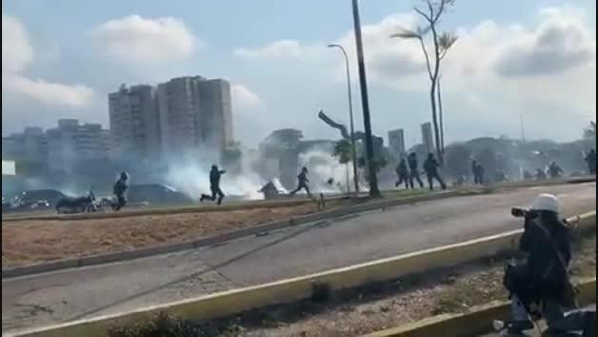 Enfrentamientos en Caracas tras el alzamiento del martes
