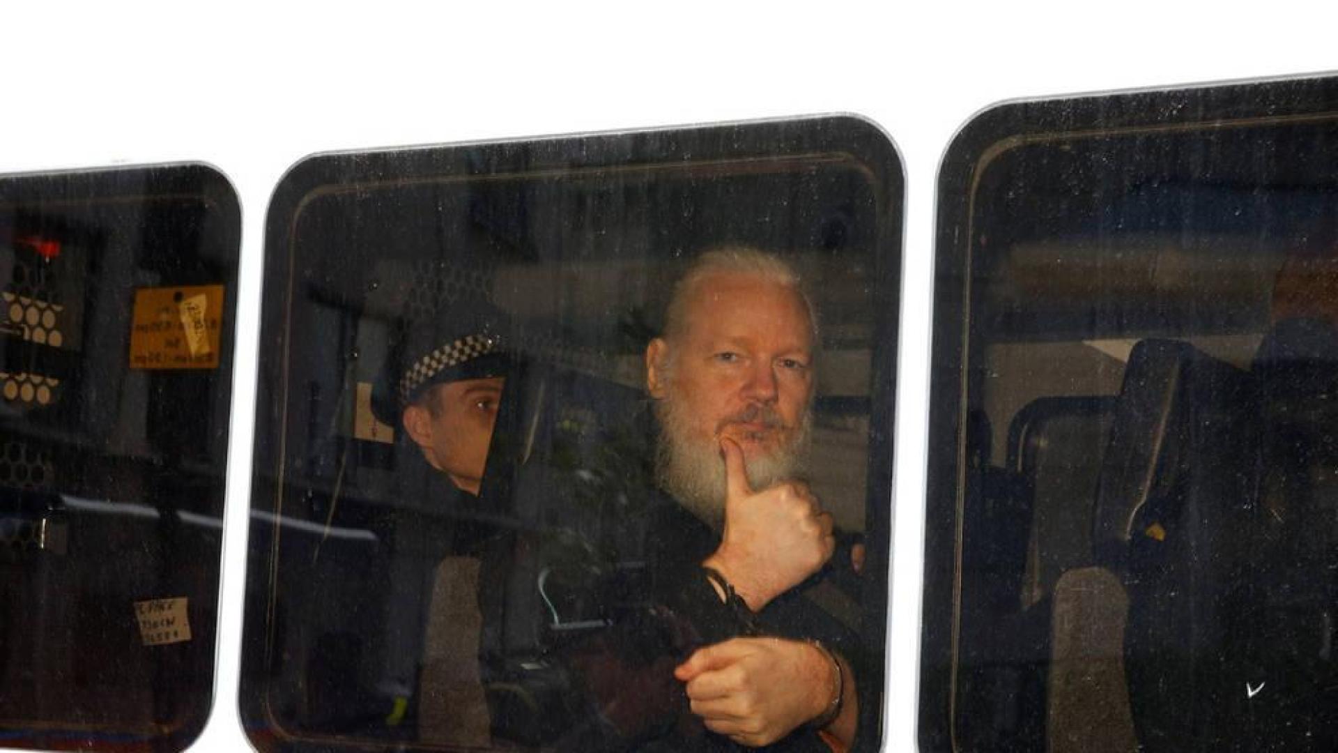 Julian Assange, detenido por la Policía en la Embajada de Ecuador en Londres