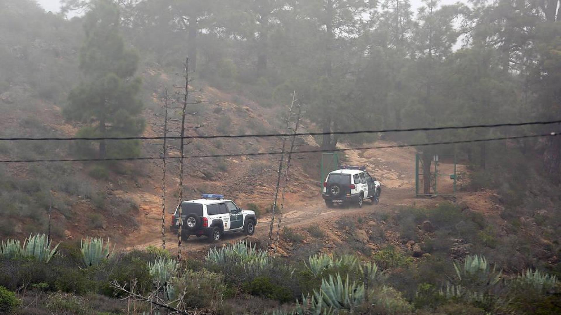 La Guardia Civil, en labores de búsqueda de la mujer y uno de sus hijos aparecidos muertos en la zona de Taucho del municipio de Adeje, al sur de la isla de Tenerife.