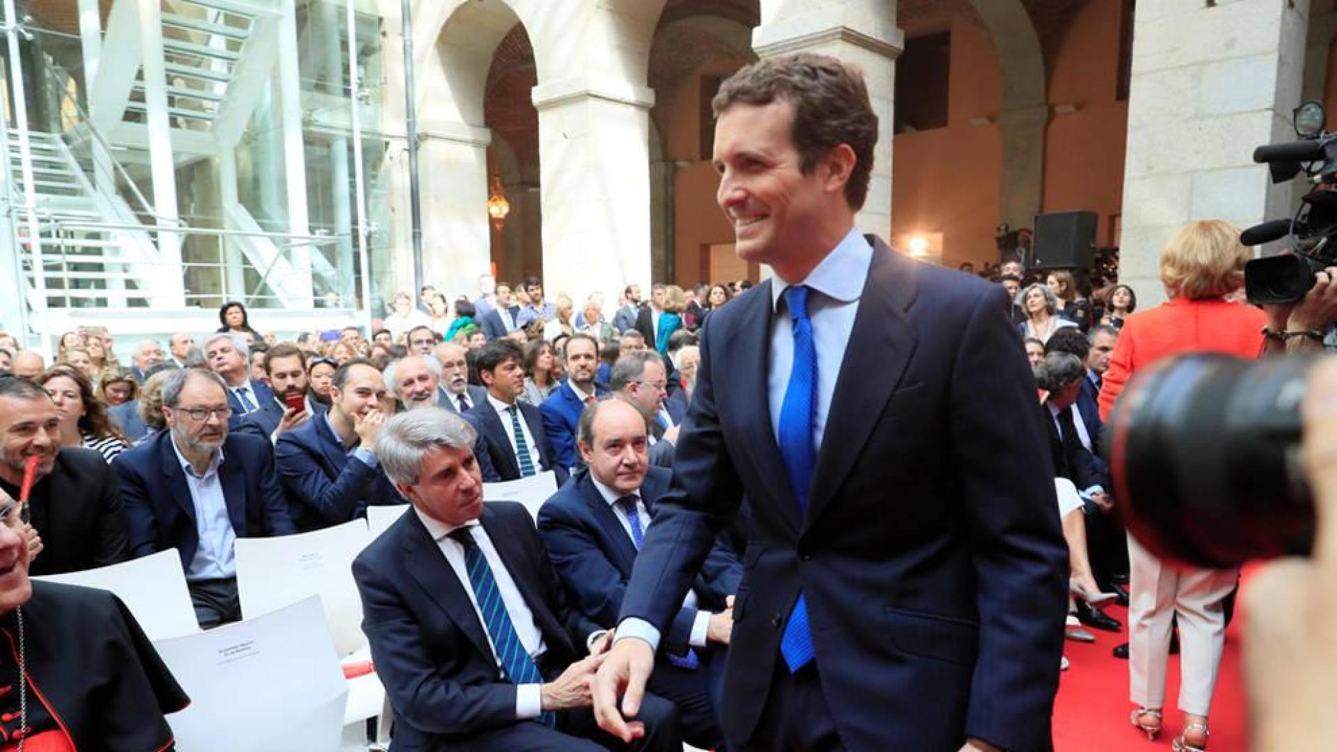 Casado evita saludar a Garrido en los actos por el 2 de mayo