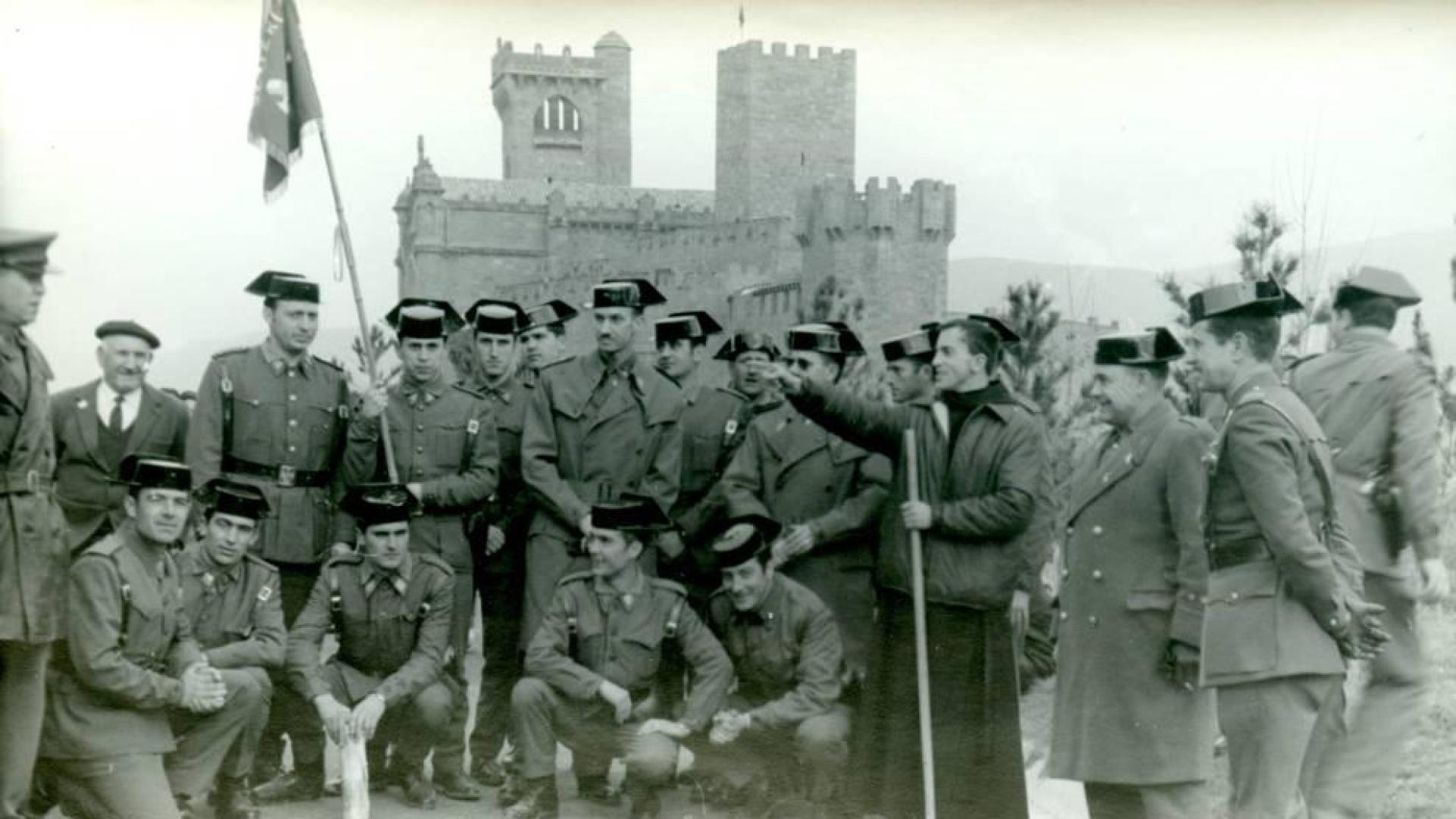 La iniciativa de un agente de Pamplona que ha pedido fotos por correo postal a cientos de veteranos da lugar a una selección de recuerdos que verá la luz esta semana como exposición.