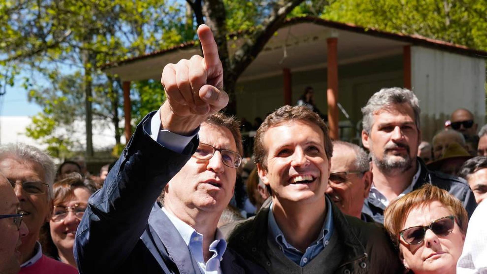 Casado, junto a Núñez Feijóo, en la romería de O Pino (A Coruña).