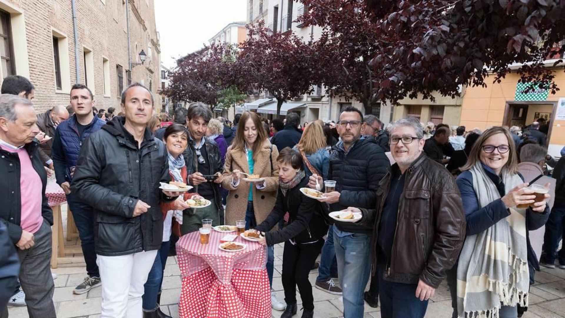 Cientos de personas disfrutaron de los platos preparados por 13 peñas y sociedades a precios populares