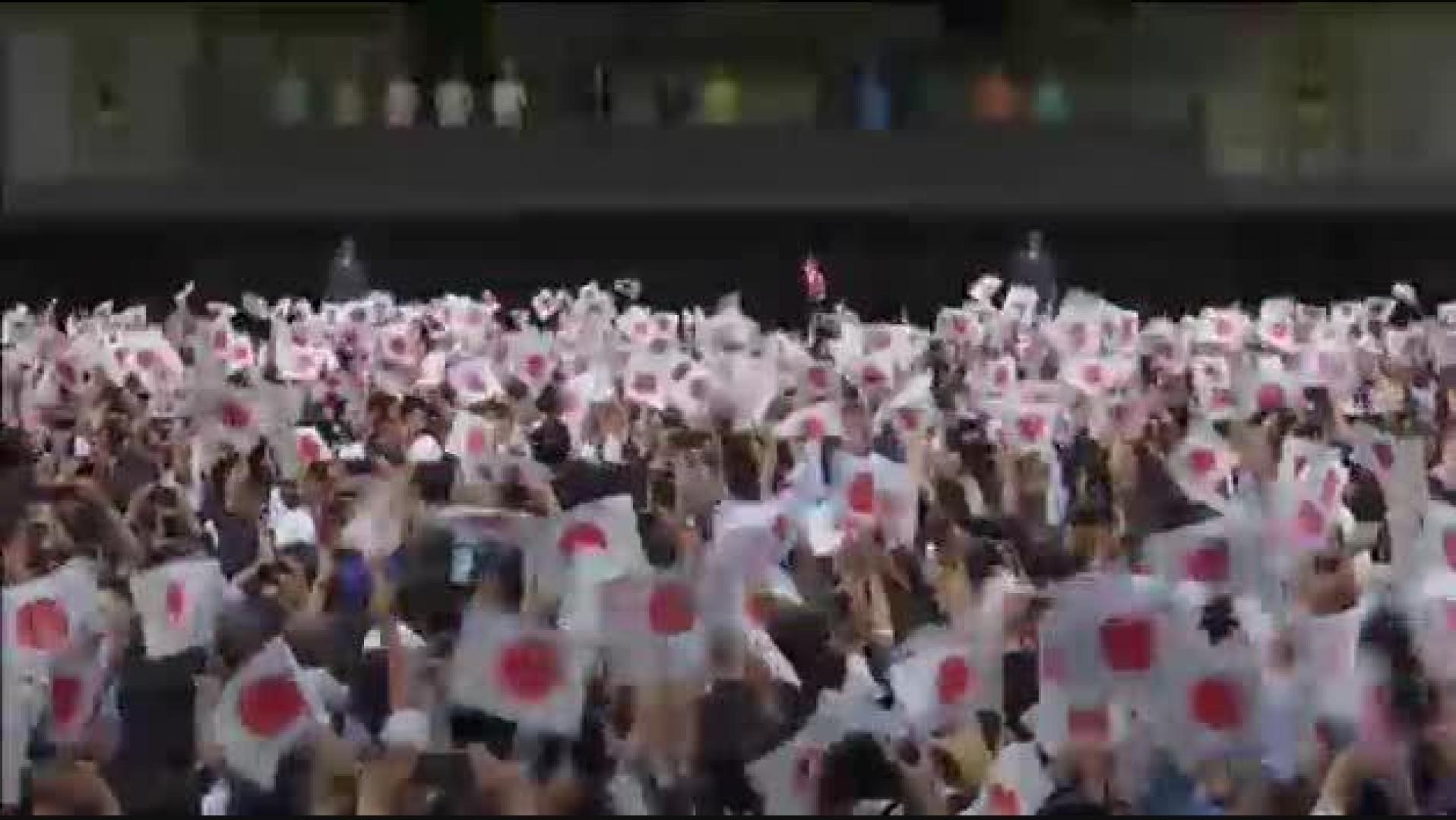El nuevo emperador de Japón realiza su primera aparición ante miles de personas