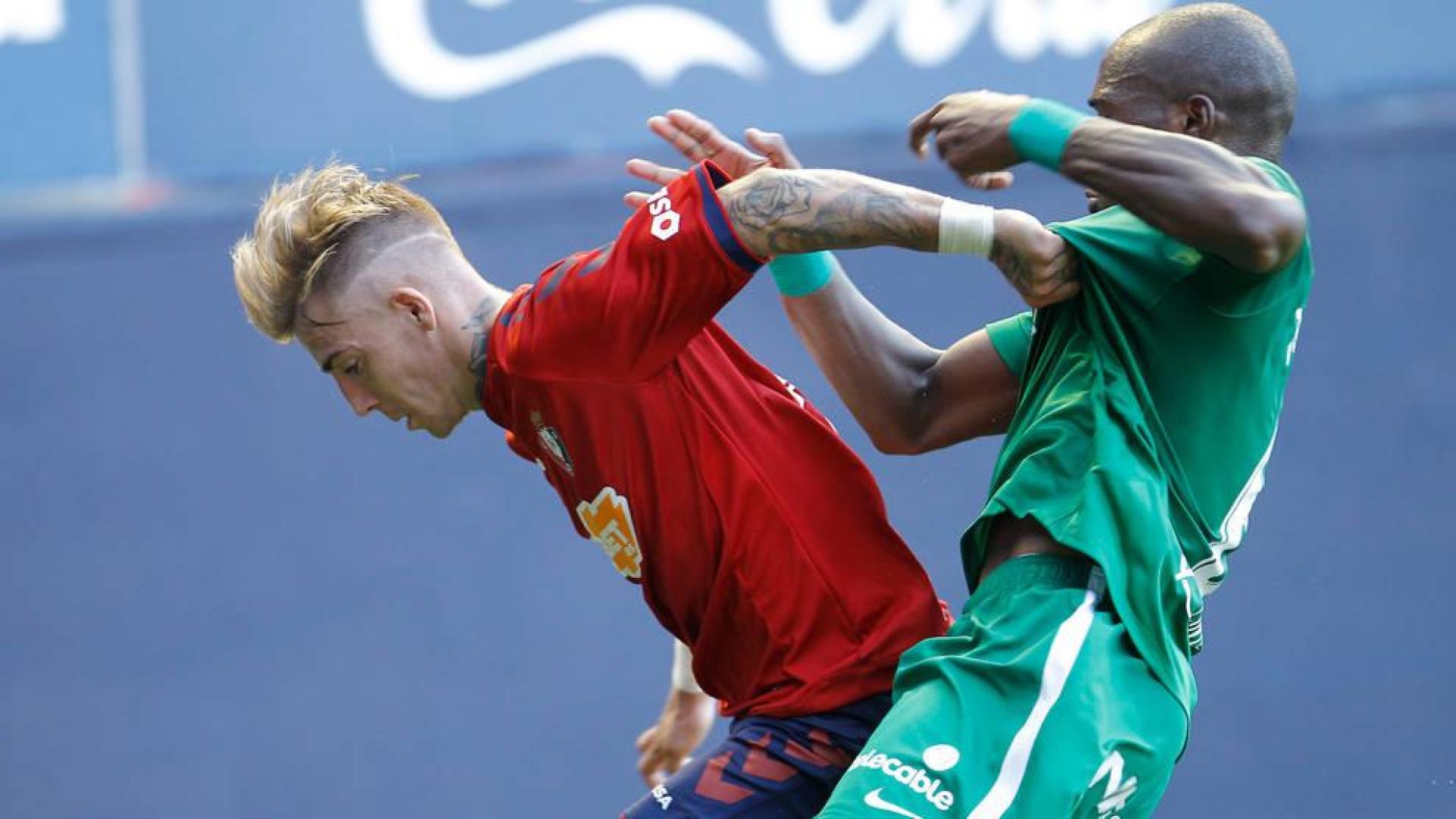 Brandon protege el balón ante Babin en el partido de ida entre Osasuna y Sporting.