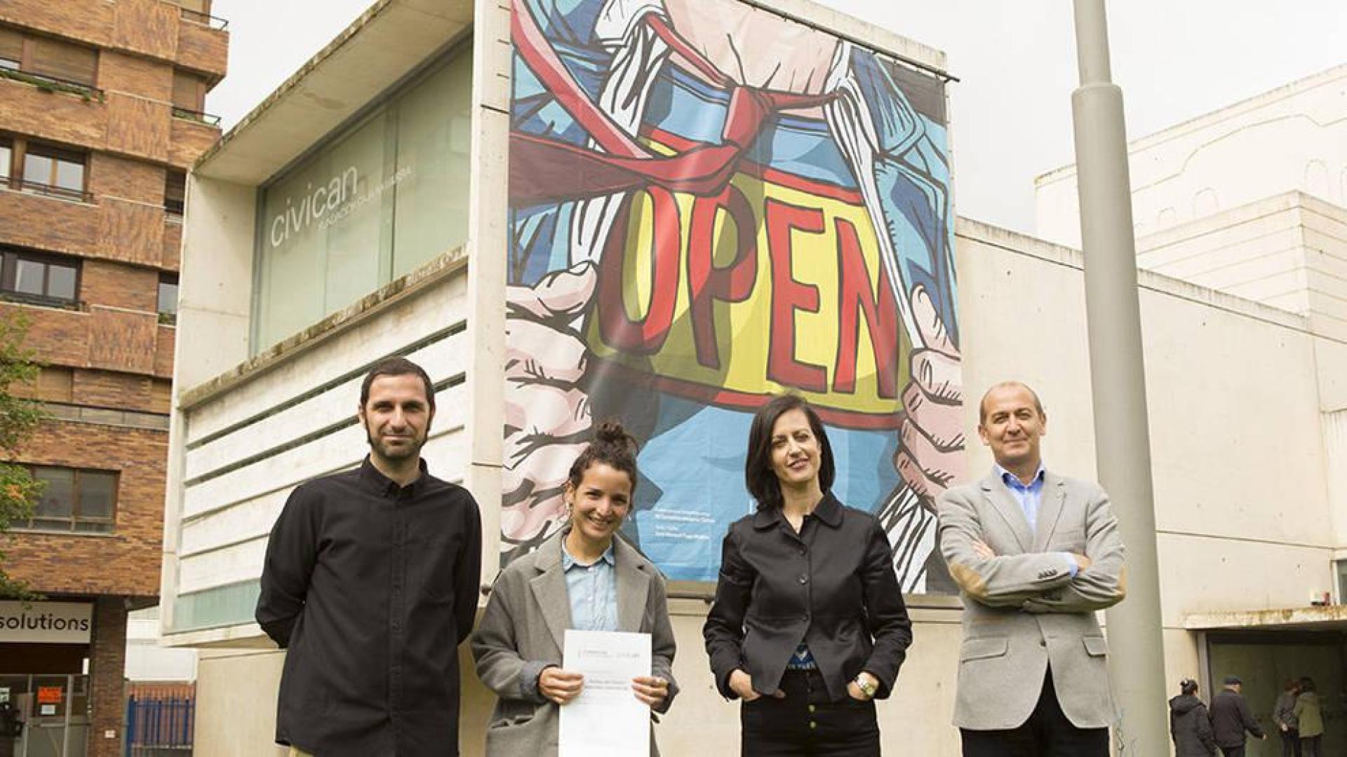 De izda. a dcha., Ángel García Carreño, coordinador de CIVICAN; Marcela Perrone, premiada por el público; Irantzu Vázquez, responsable de Cultura y Educación de Fundación Caja Navarra y Javier Fernández, Director General de Fundación Caja Navarra.