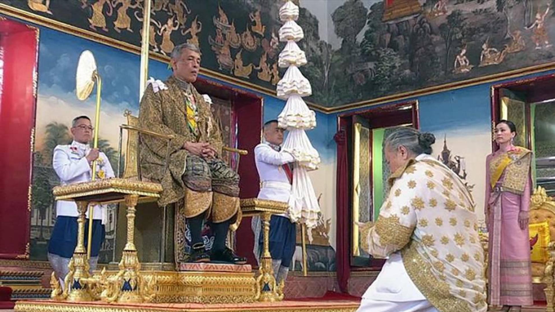 El rey Vajiralongkorn de Tailandia es coronado en una suntuosa ceremonia