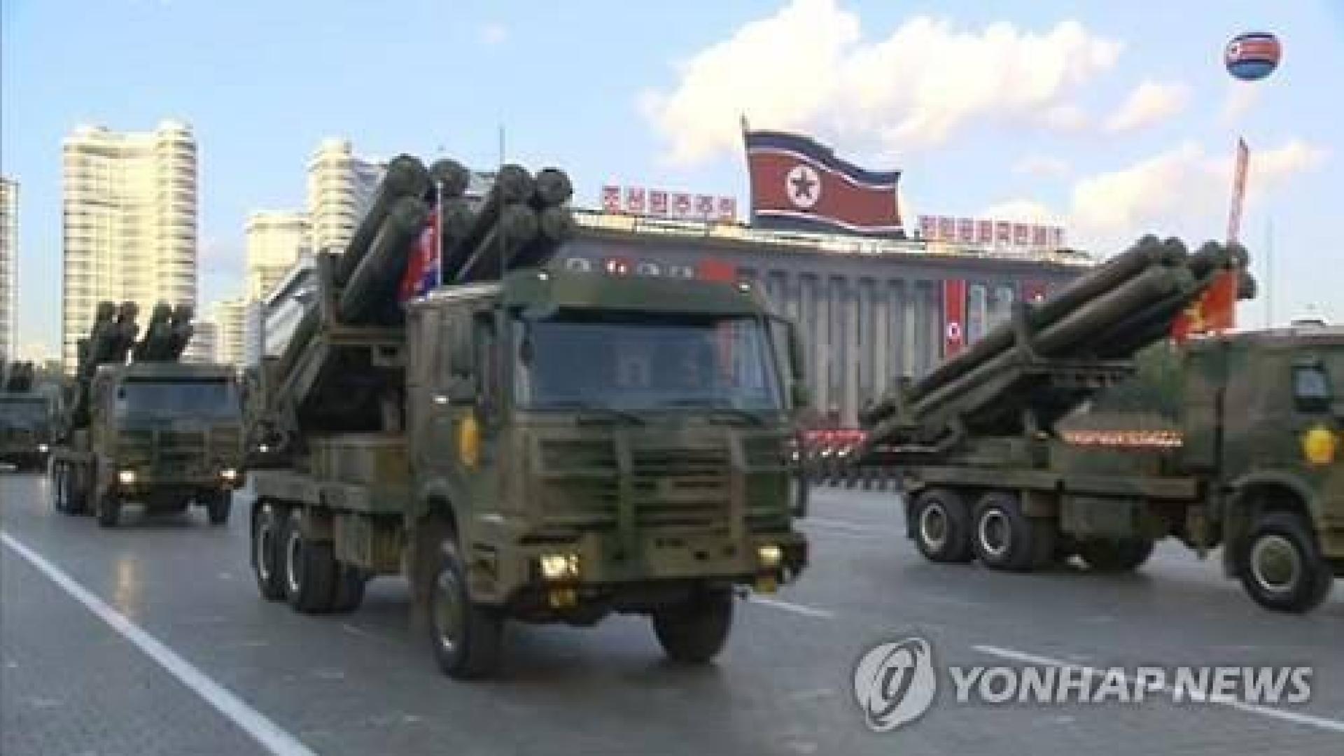 Cohetes de 300-mm en un desfile en la capital de Corea del Norte, Pyongyang.
