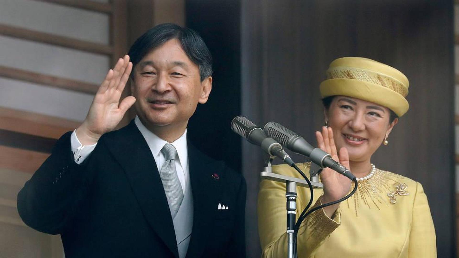 El emperador Naruhito y su esposa Masako saludan desde el Palacio Imperial de Tokio.