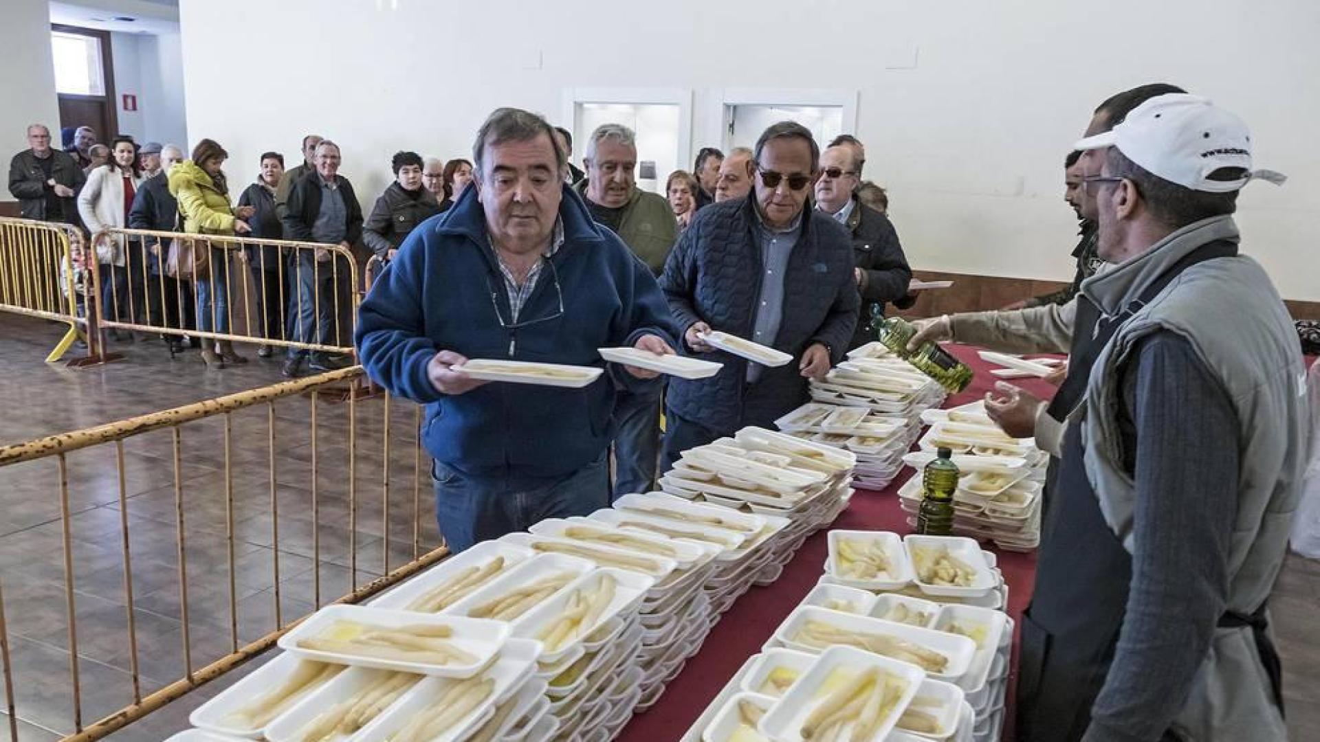 La localidad invitó a degustar 300 kilos de producto preparados en 2.000 bandejas que se agotaron en una hora por las más de 4.000 personas que abarrotaron Dicastillo