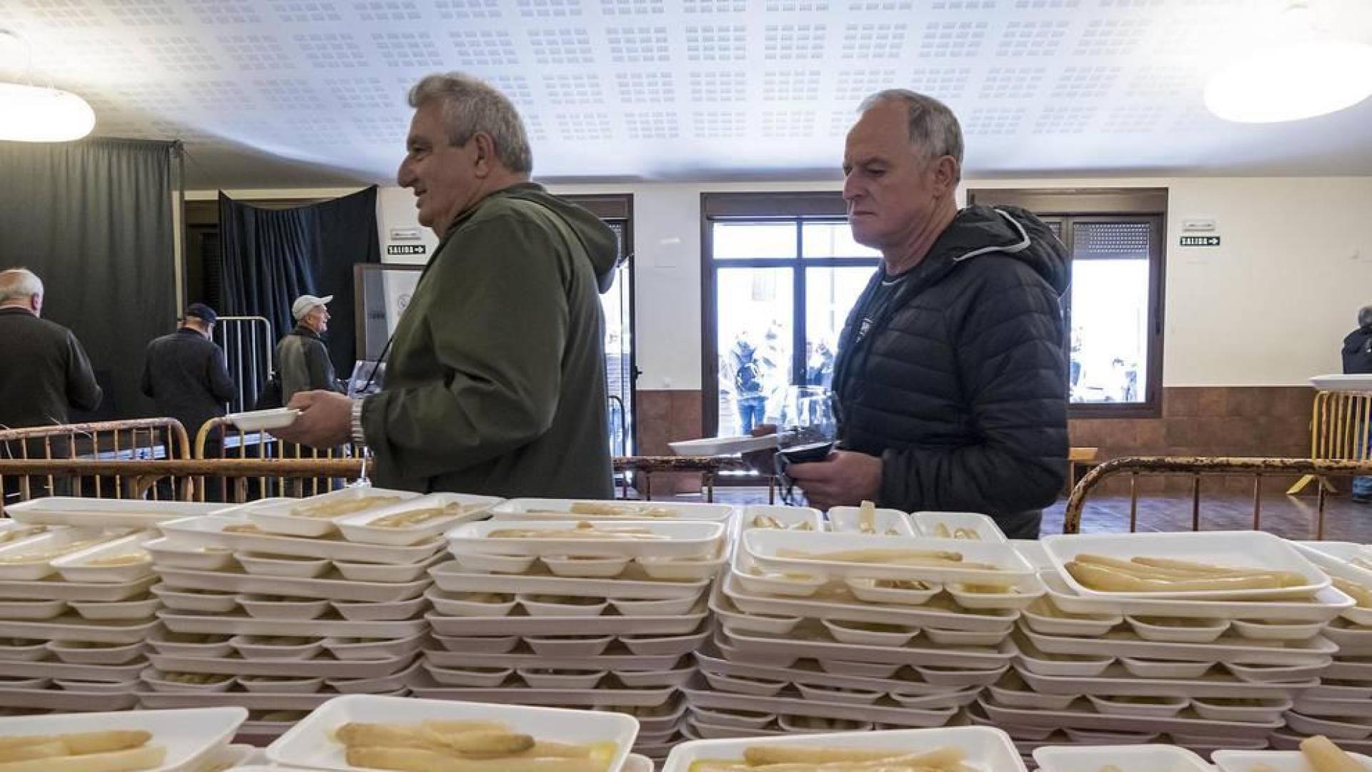 La localidad invitó a degustar 300 kilos de producto preparados en 2.000 bandejas que se agotaron en una hora por las más de 4.000 personas que abarrotaron Dicastillo