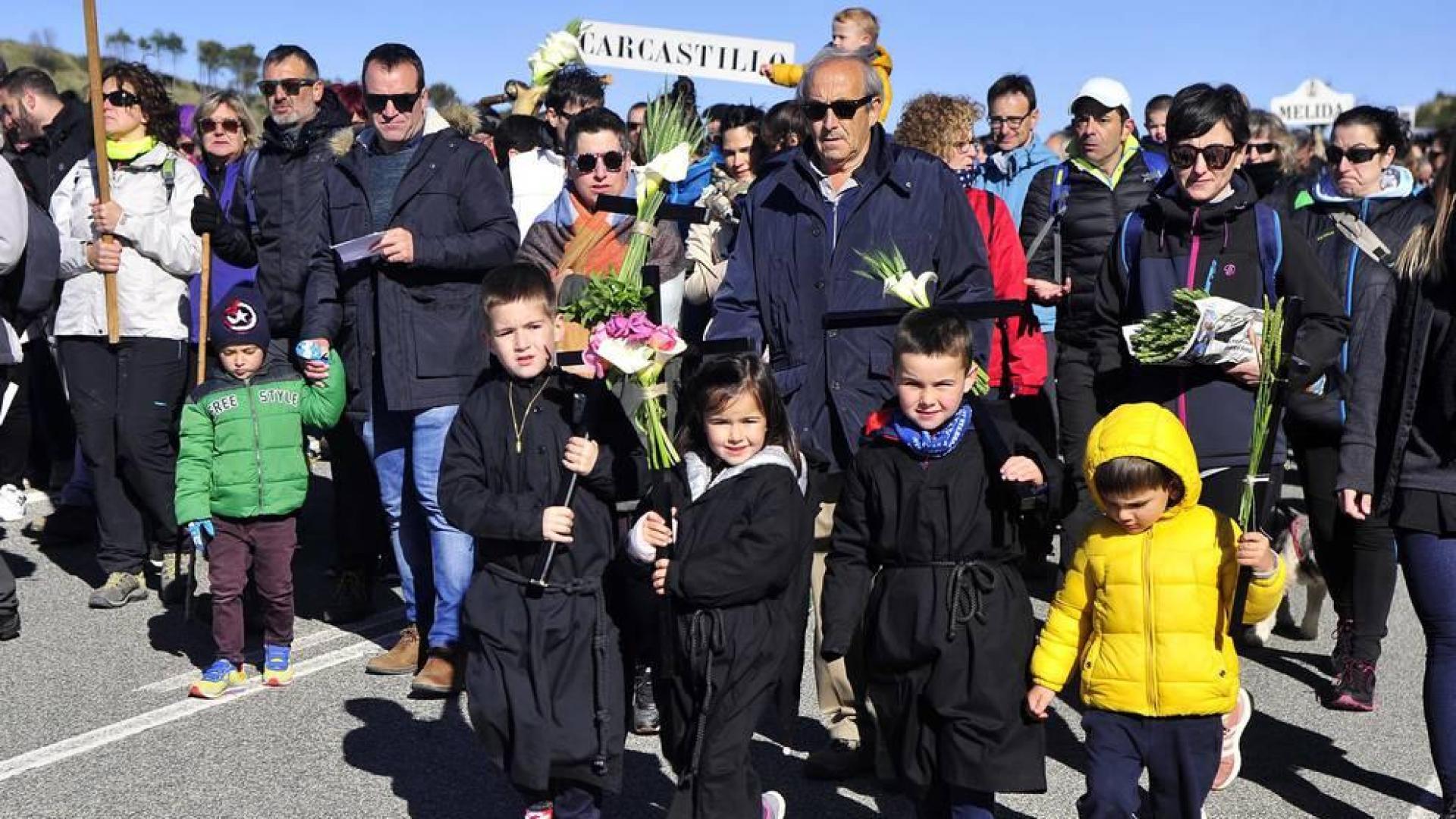 Ujué fue escenario este domingo de su segunda romería en afluencia de cada año y, para antes de las ocho de la mañana,Figarol, Carcastillo, Mélida y Olite, se acercaban ya a la zona del crucero, primero para darle la bienvenida y además para coger fuerzas después del camino hacia la Virgen de Ujué.
