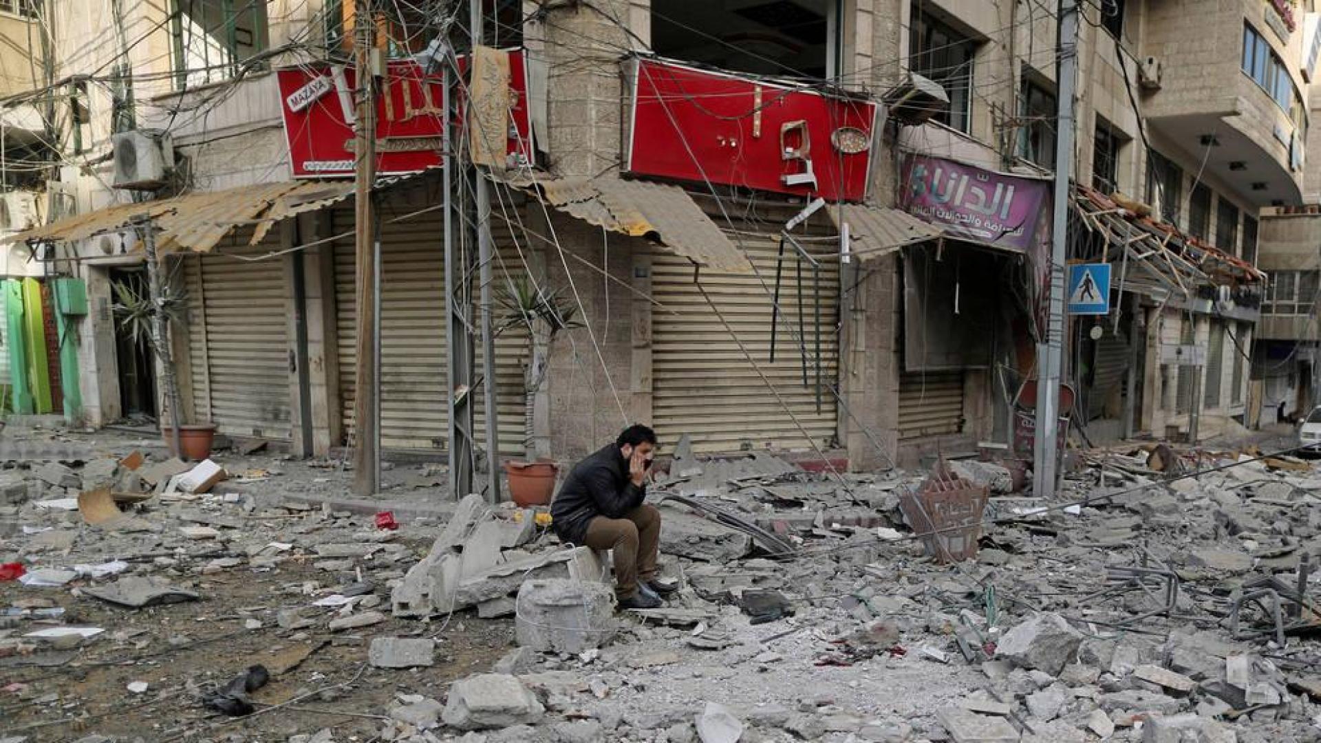 Un palestino, en Gaza tras los ataques israelíes.