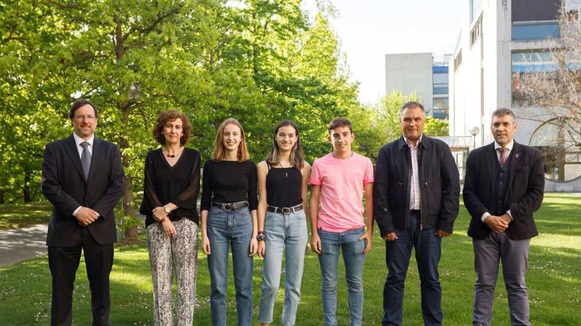 Jon Benito Ostolaza (secretario de la Facultad de Ciencias Económicas y Empresariales), Cristina Bayona Saéz (vicerrectora), Laura Muro Iribarren (ganadora), Nerea Nagore Ortega (ganadora), Xabier Azaola Oiza (ganador), José Javier Goikoetxea Ferrández (profesor del Colegio El Huerto, centro ganador) y Emilio J. Domínguez Irastorza (decano de la Facultad de Ciencias Económicas y Empresariales).