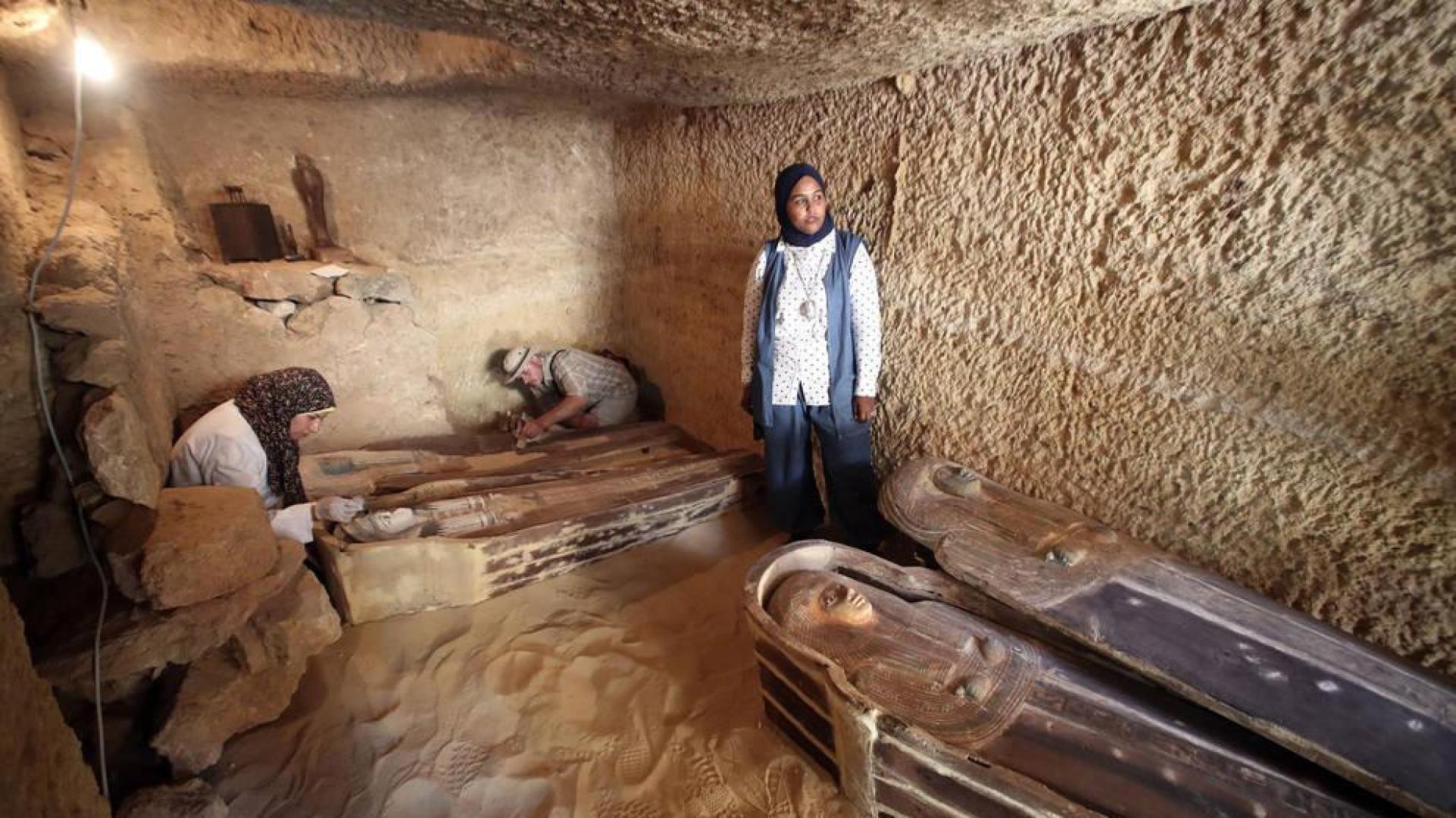 Arqueólogos egiptos trabajan en las tumba halladas en el desierto de Guiza.