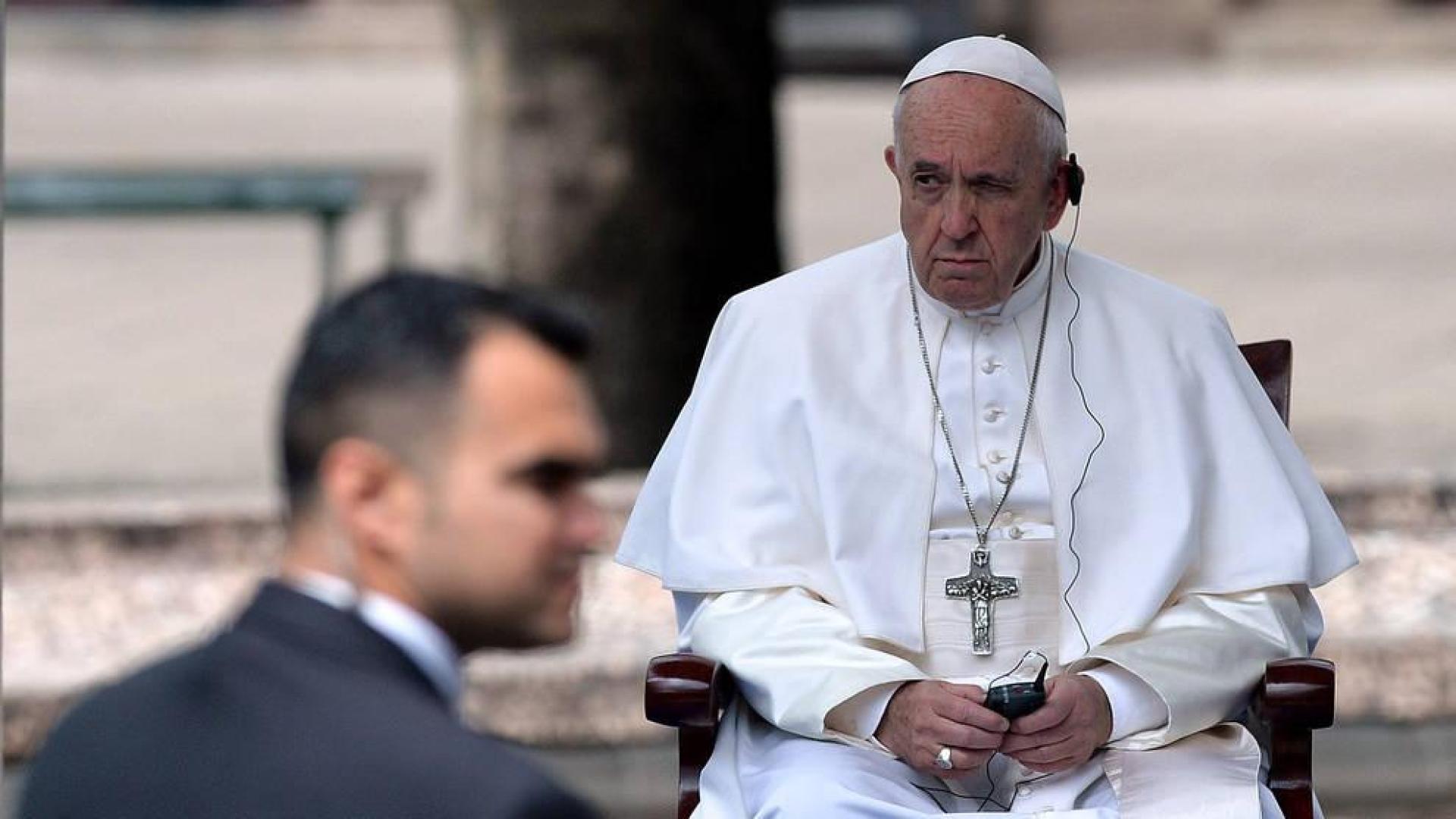El papa, durante la ceremonia oficial tras su llegada a Sofia, capital de Bulgaria.