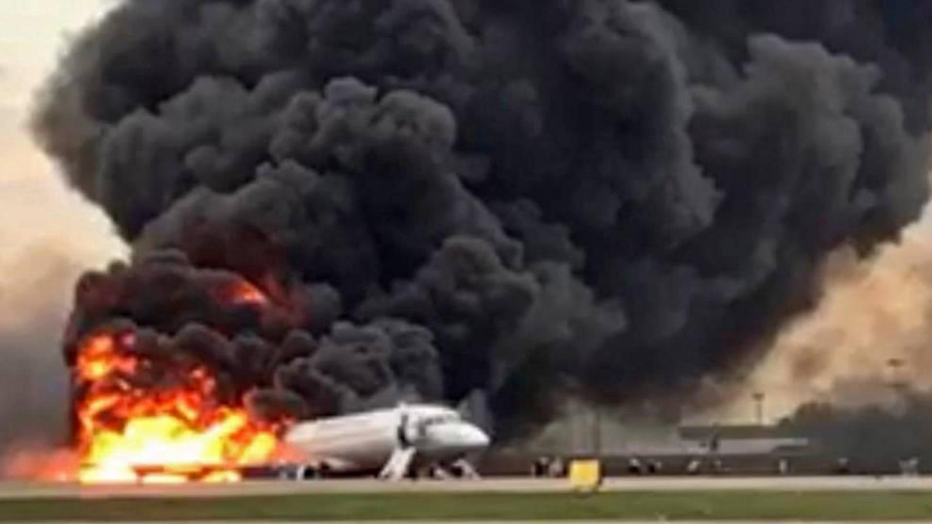 Al menos 13 muertos tras el aterrizaje de emergencia de un avión en Moscú