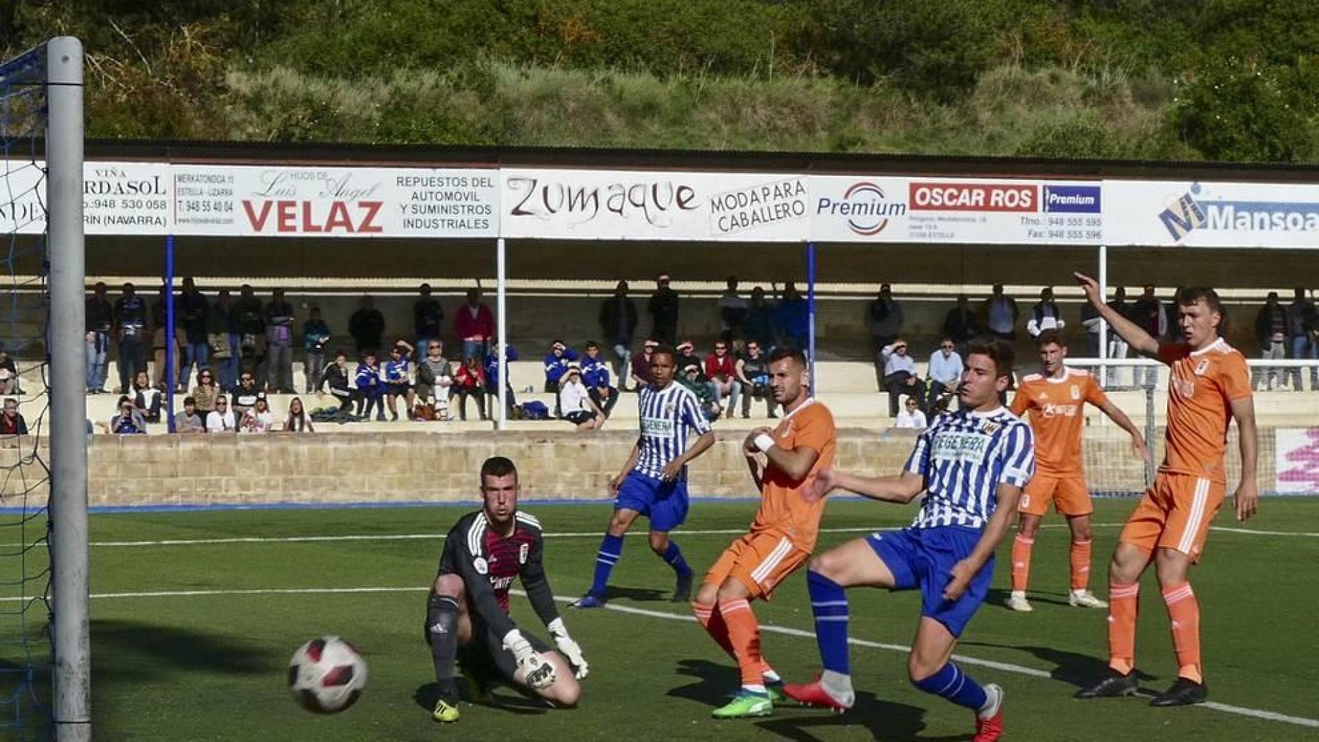 El Izarra se lleva un punto injusto y cruel ante el Oviedo en Merkatondoa