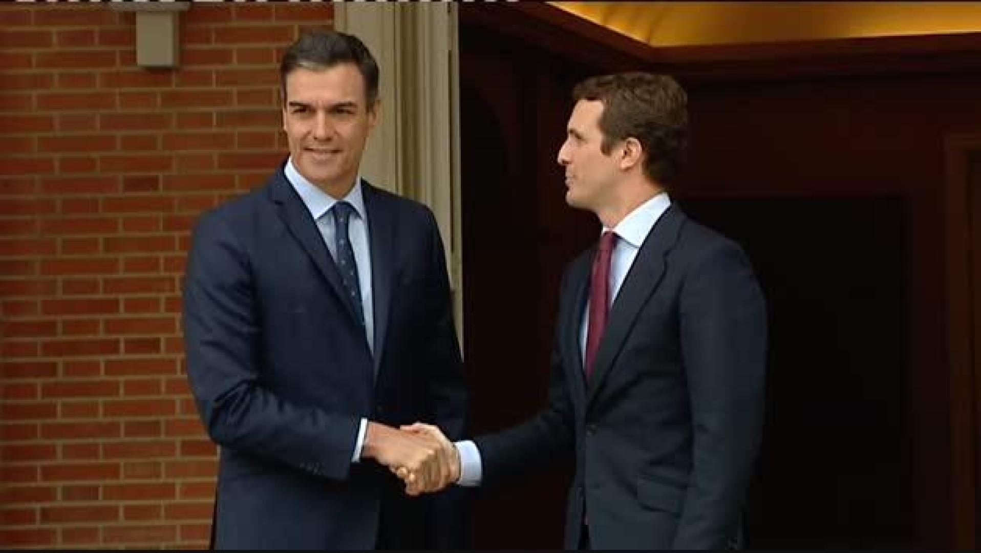 Sánchez recibe a Casado en La Moncloa con un apretón de manos