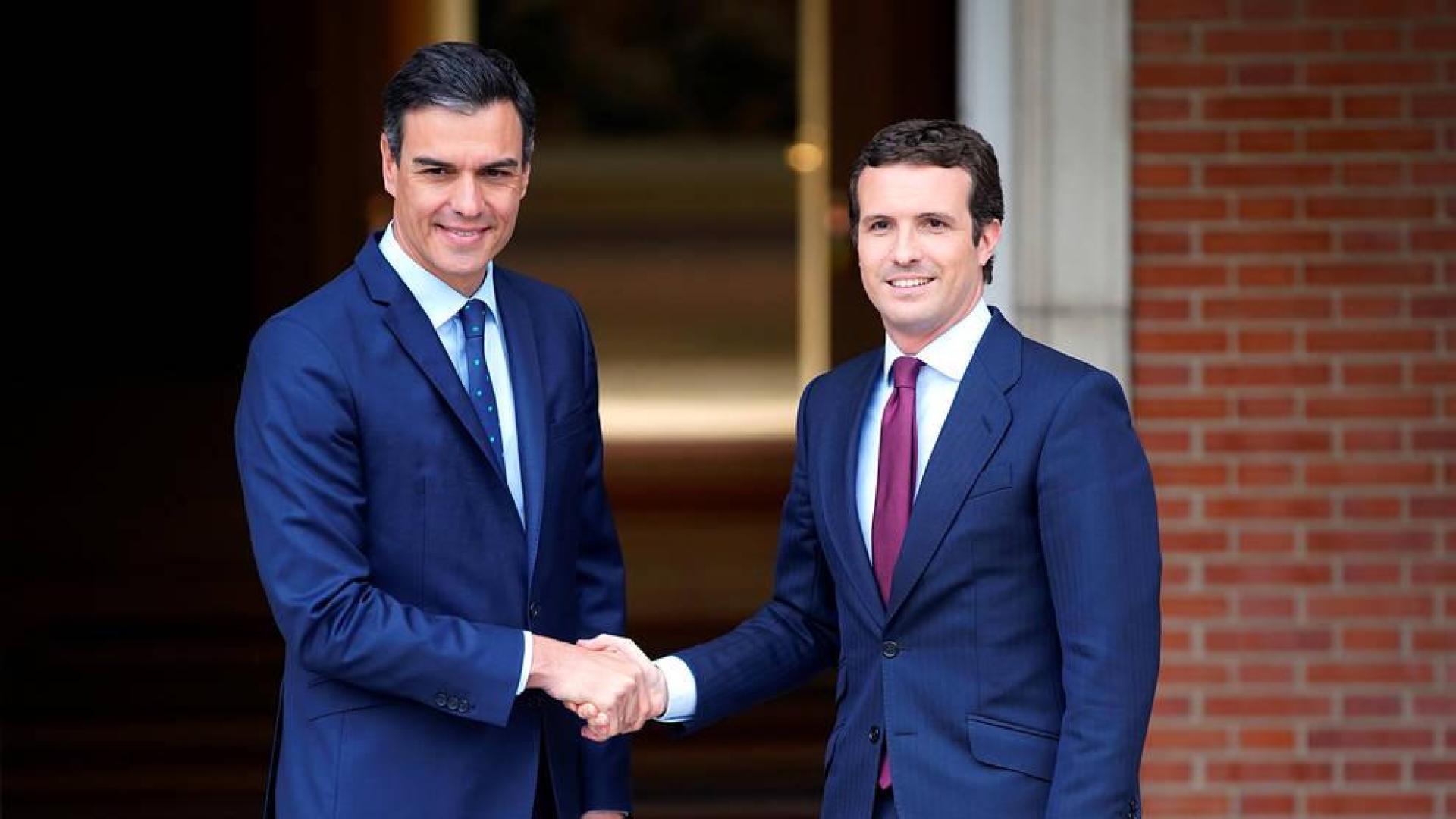 Sánchez y Casado, en la puerta de la Moncloa.