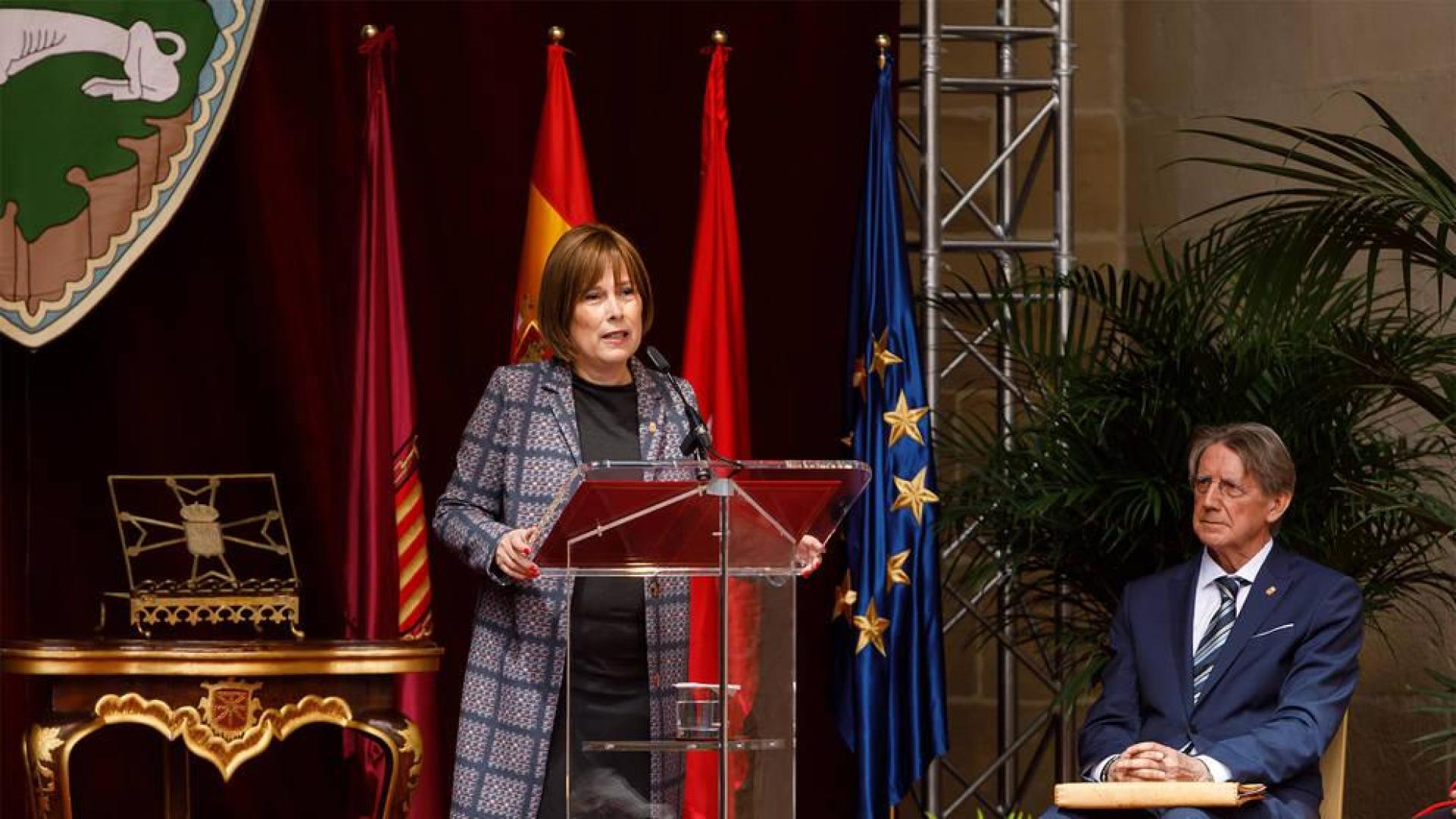 Barkos, durante su discurso en la entrega del galardón de Tomás Yerro, sentado junto a ella.
