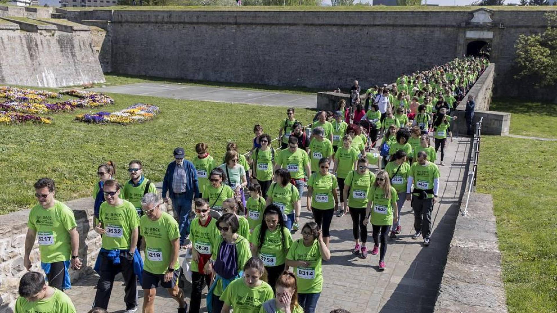 Un sol radiante se une a la V Marcha contra el Cáncer en Pamplona