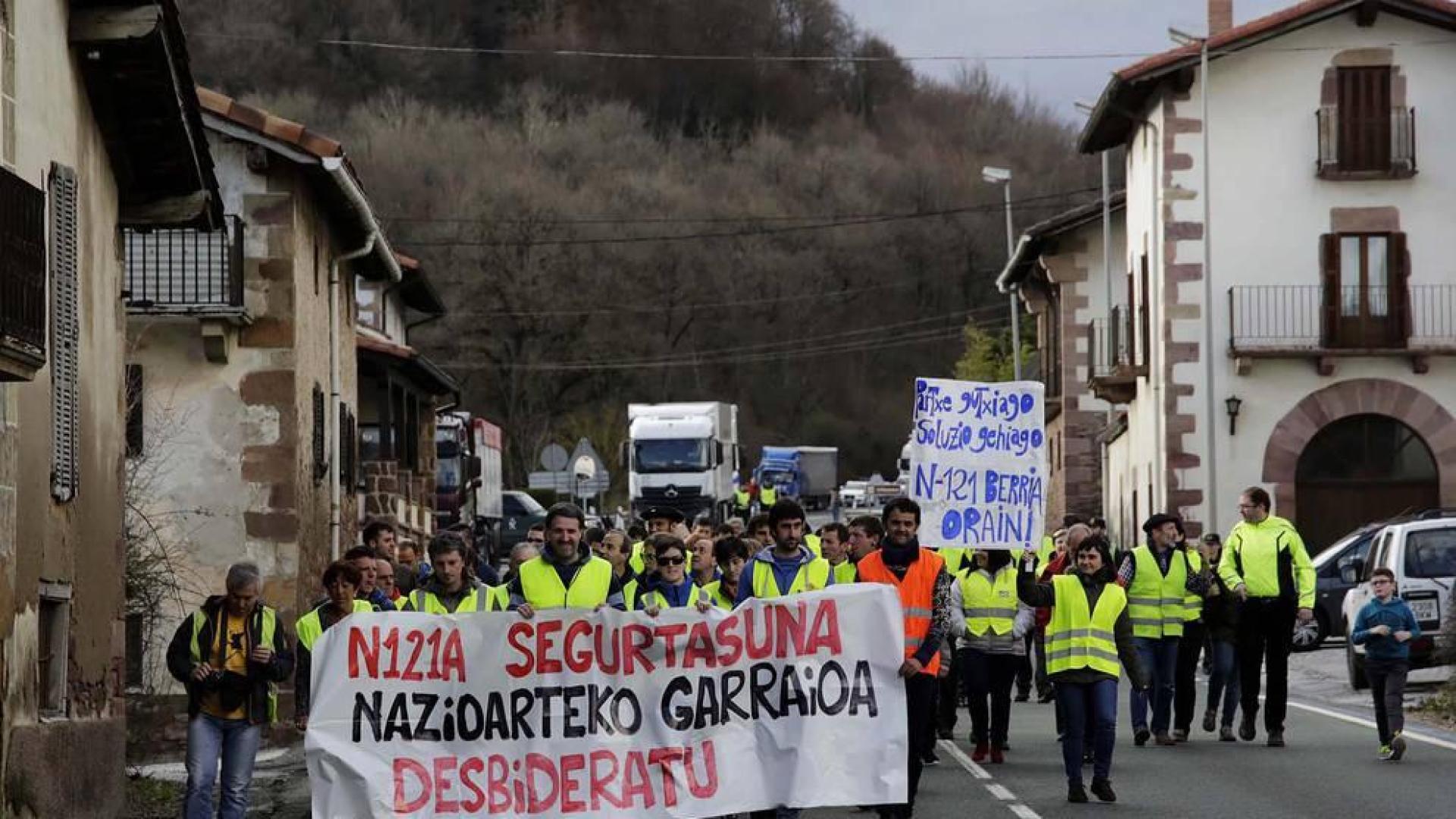 La falta de nuevos nichos de empleo y el éxodo diario por la N-121-A