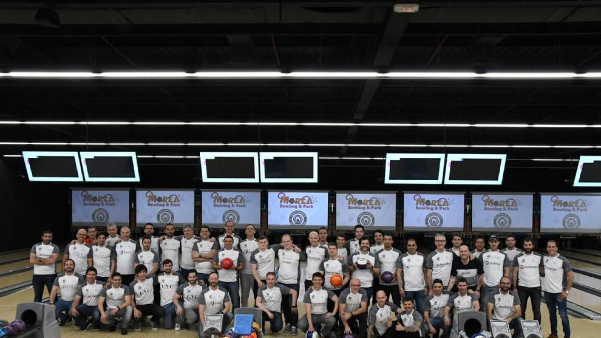 Los dieciséis equipos que accedieron a la final de bolos.