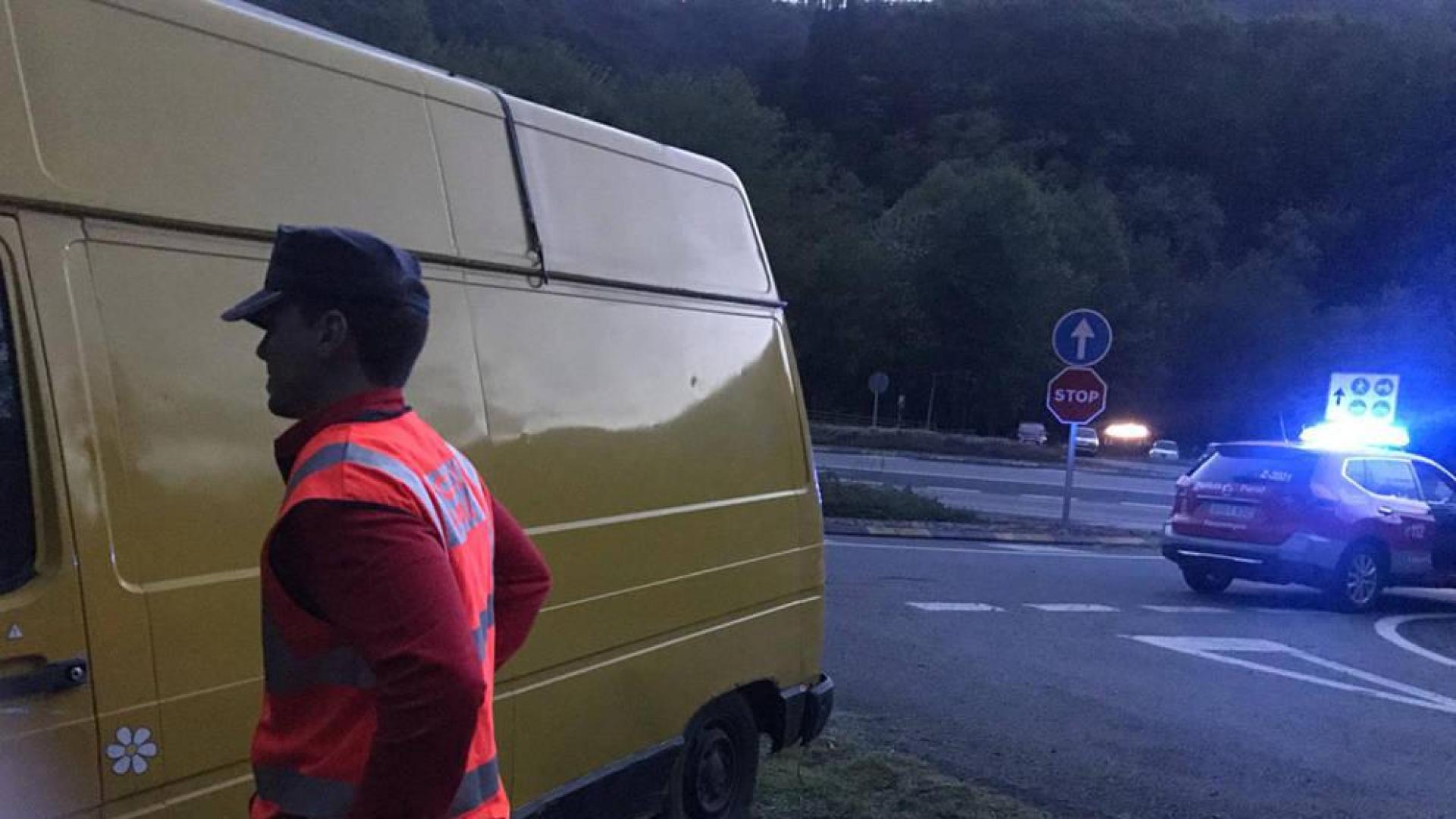 Un agente de la Policía Foral junto a la furgoneta que conducían la pareja de franceses.