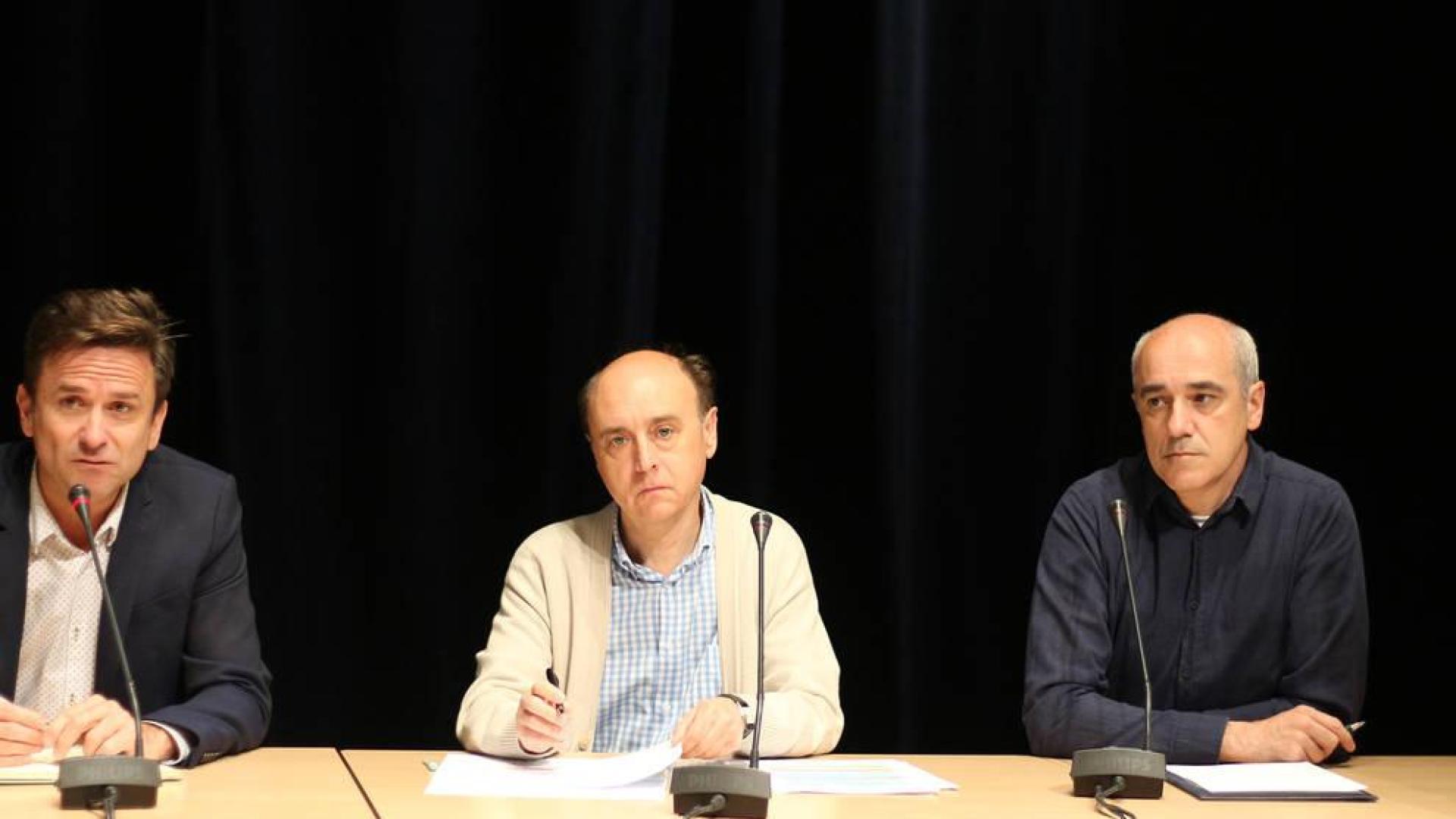 José Andrés Palacios, presidente de La Pamplonesa, José Vicent Egea, director de la banda y Jesús Garisoain, subdirector, durante la presentación de los actos por el centenario de la banda.