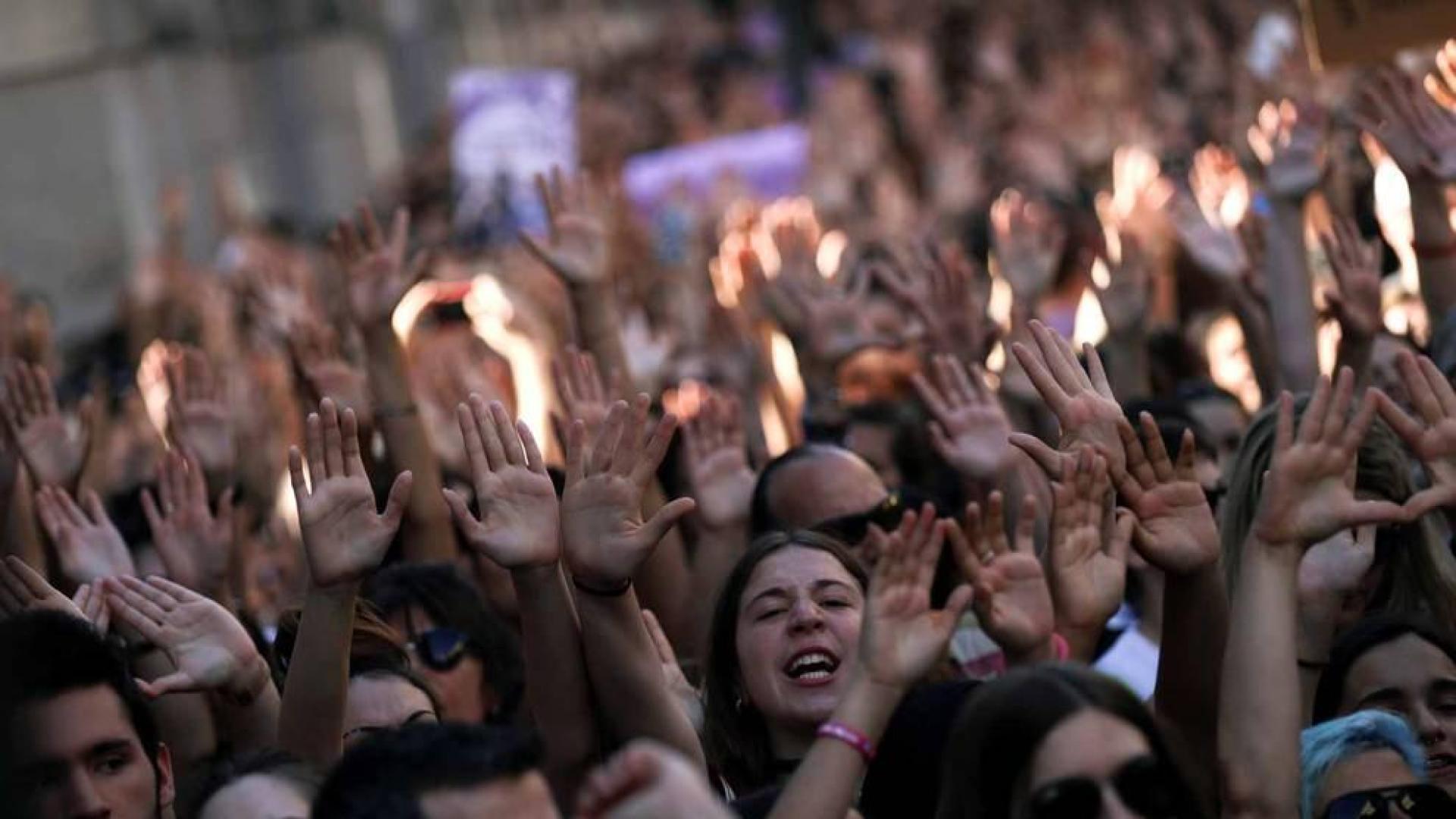 Miles de personas vuelven a tomar las calles de Madrid al grito de "No es abuso es violación"