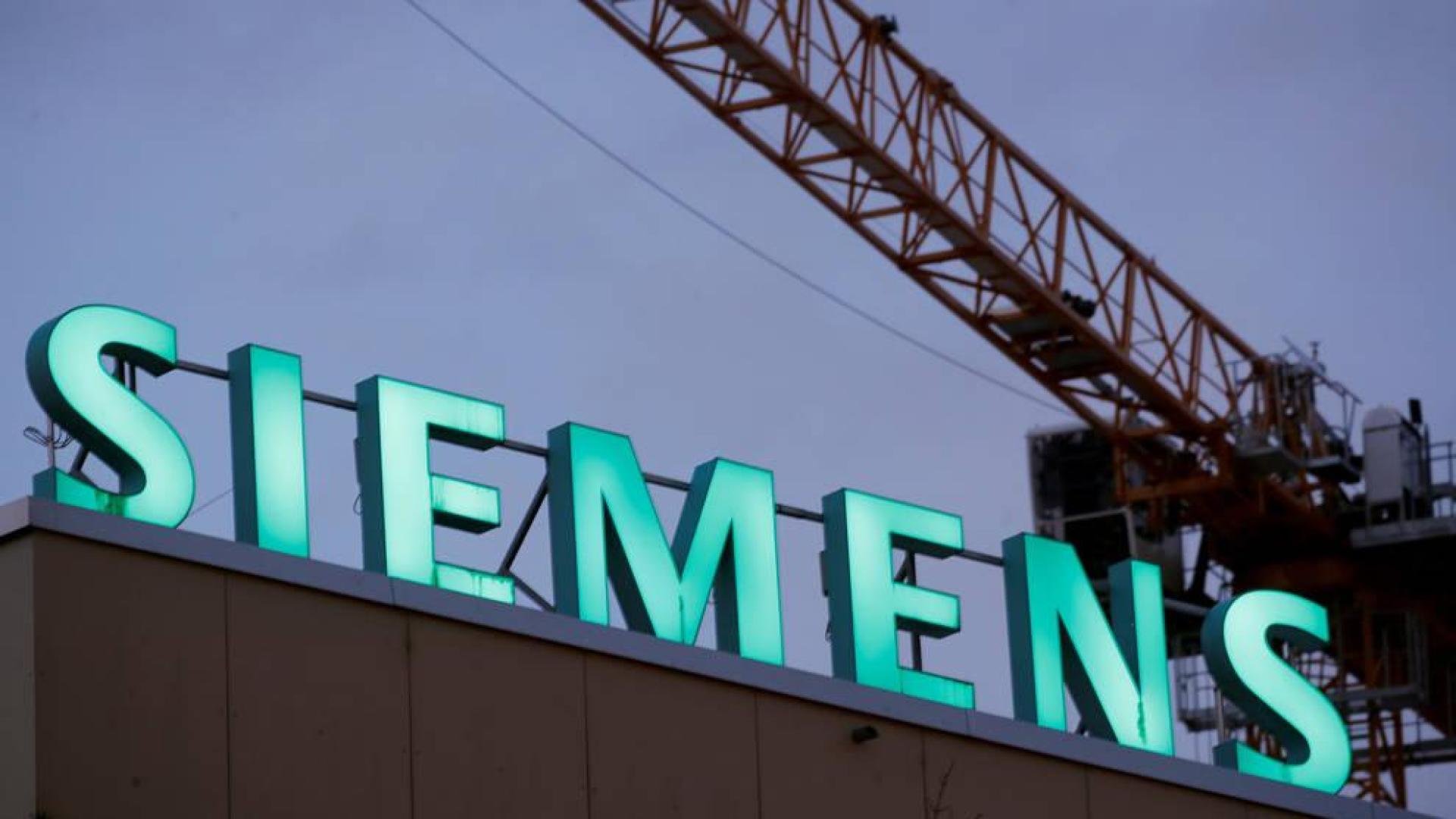 El logotipo de Siemens en las oficinas de la multinacional alemana en Zúrich.