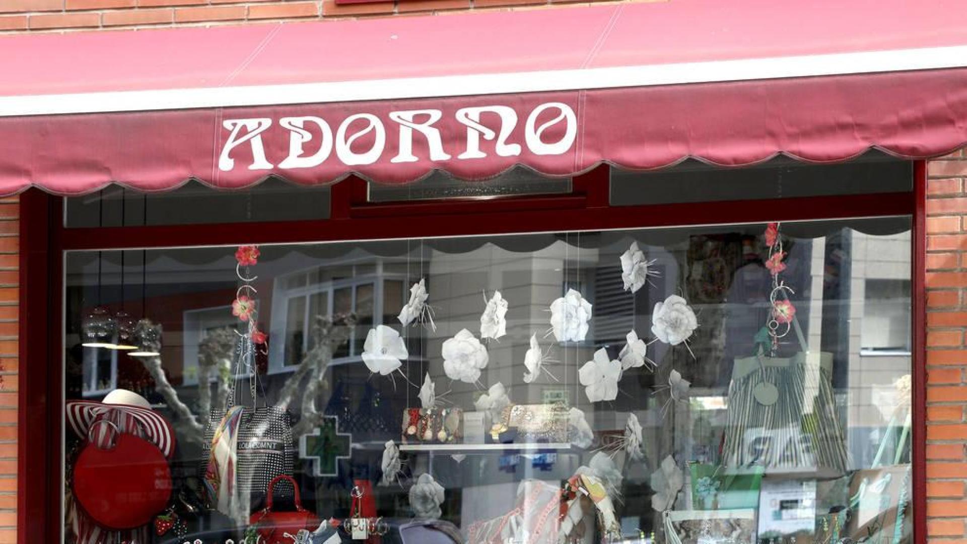 Los comerciantes llevan 'Pamplona es flor' a sus escaparates