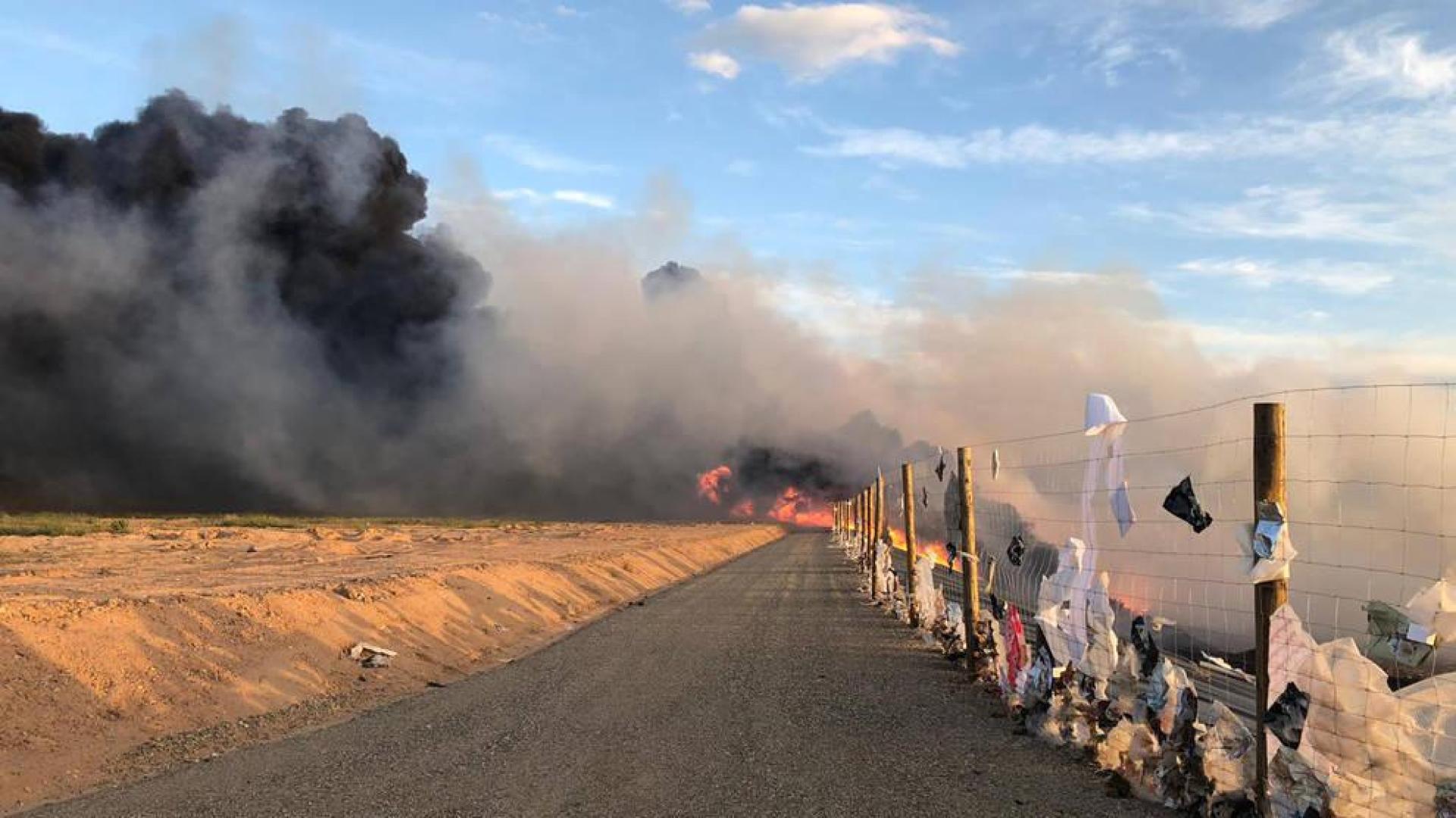 Arde un vertedero con plásticos en Mendavia