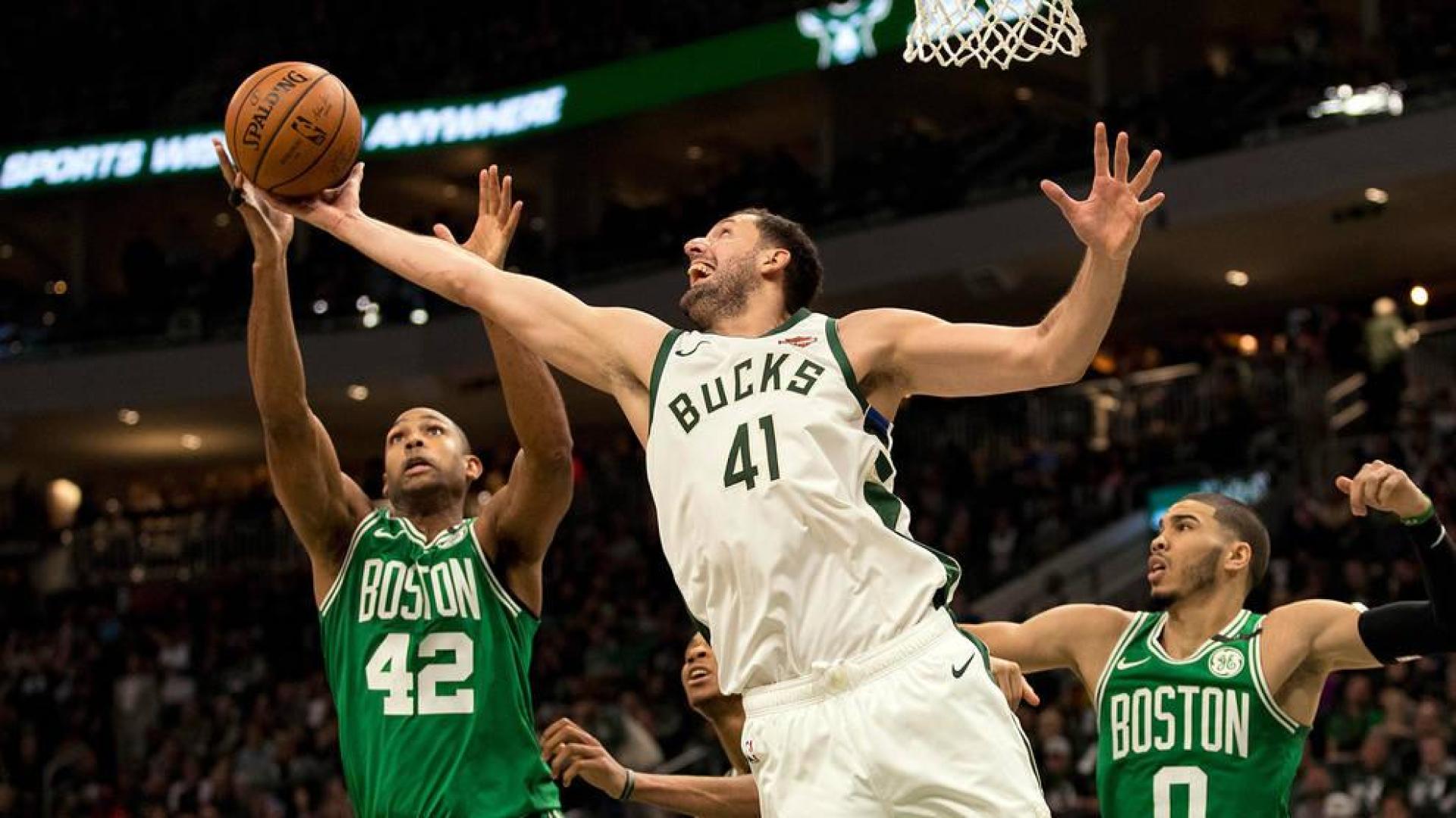 Mirotic disputa el rebote a Al Horford.