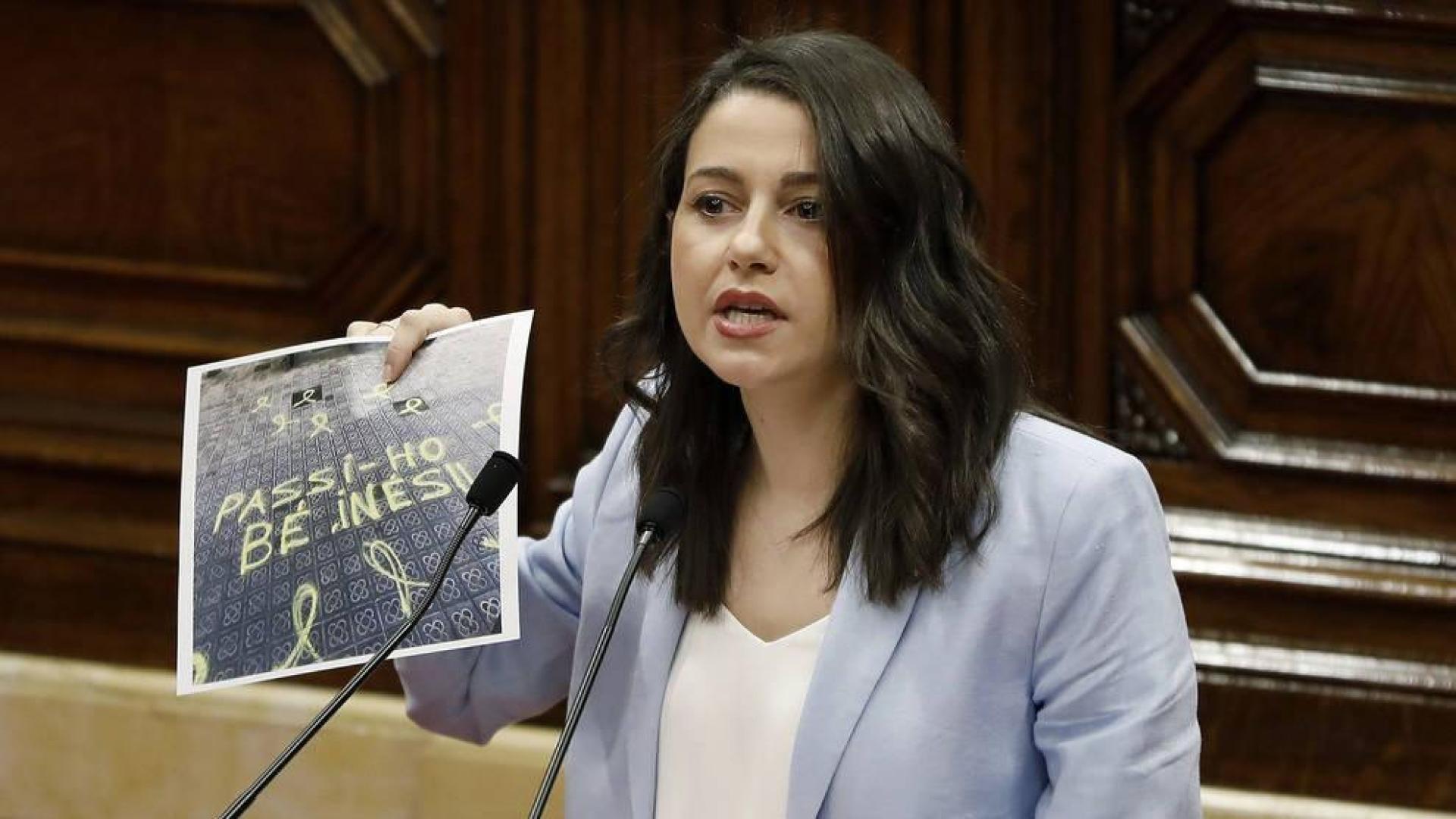 La líder de Ciudadanos en Cataluña, Inés Arrimadas, muestra una imagen de las pintadas que han aparecido ante su domicilio.