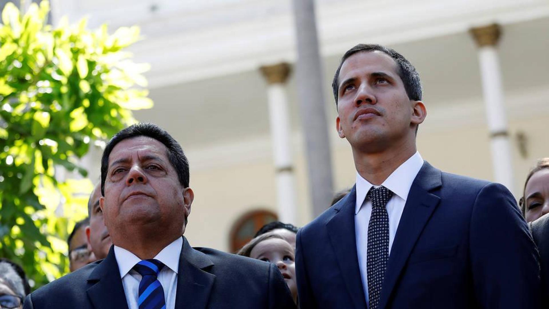 Edgar Zambrano, junto a Juan Guaidó.
